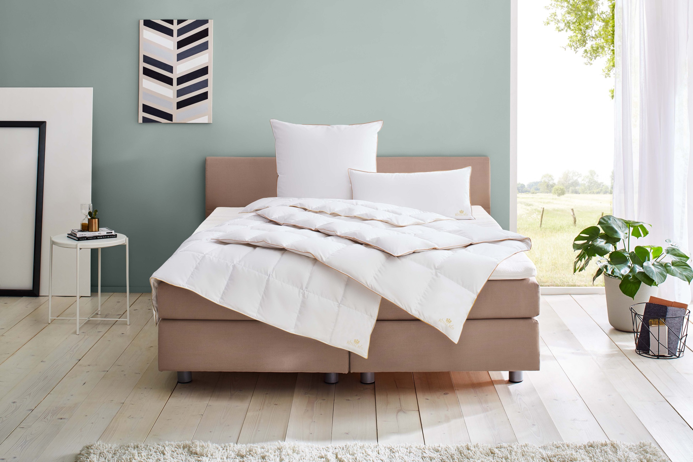 OBB Kopfkissen »Royal Bed«, Füllung: weiße neue Federn und Daunen, Klasse 1, 85% Federn 15% Daunen, Bezug: Köper-Inlett (100% Baumwolle), (1 St.), mit goldener Satin-Biese