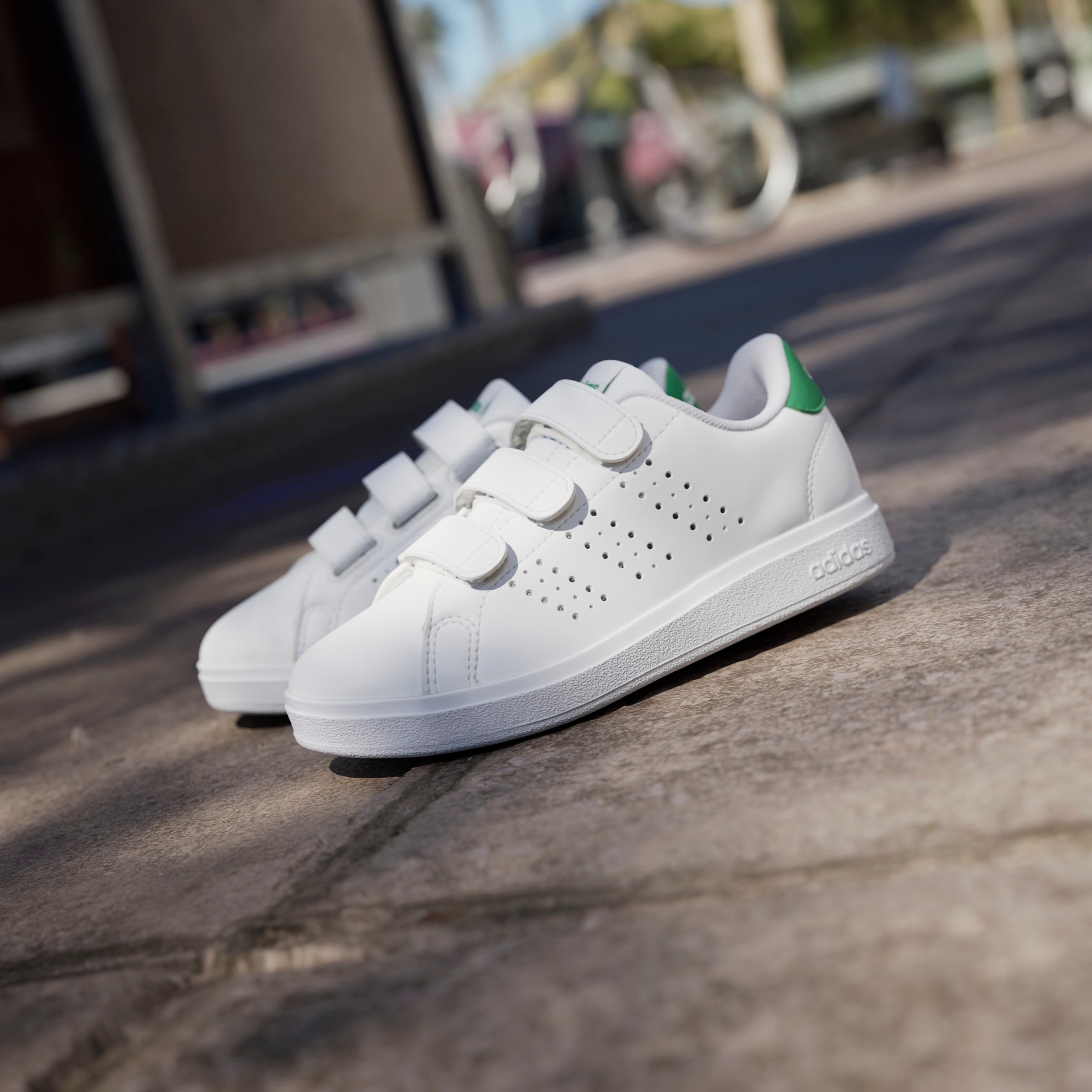 adidas Sportswear Klettschuh »ADVANTAGE BASE 2.0 KIDS«  Design auf den Spuren des adidas Stan Smith, für Kinder & Jugendliche