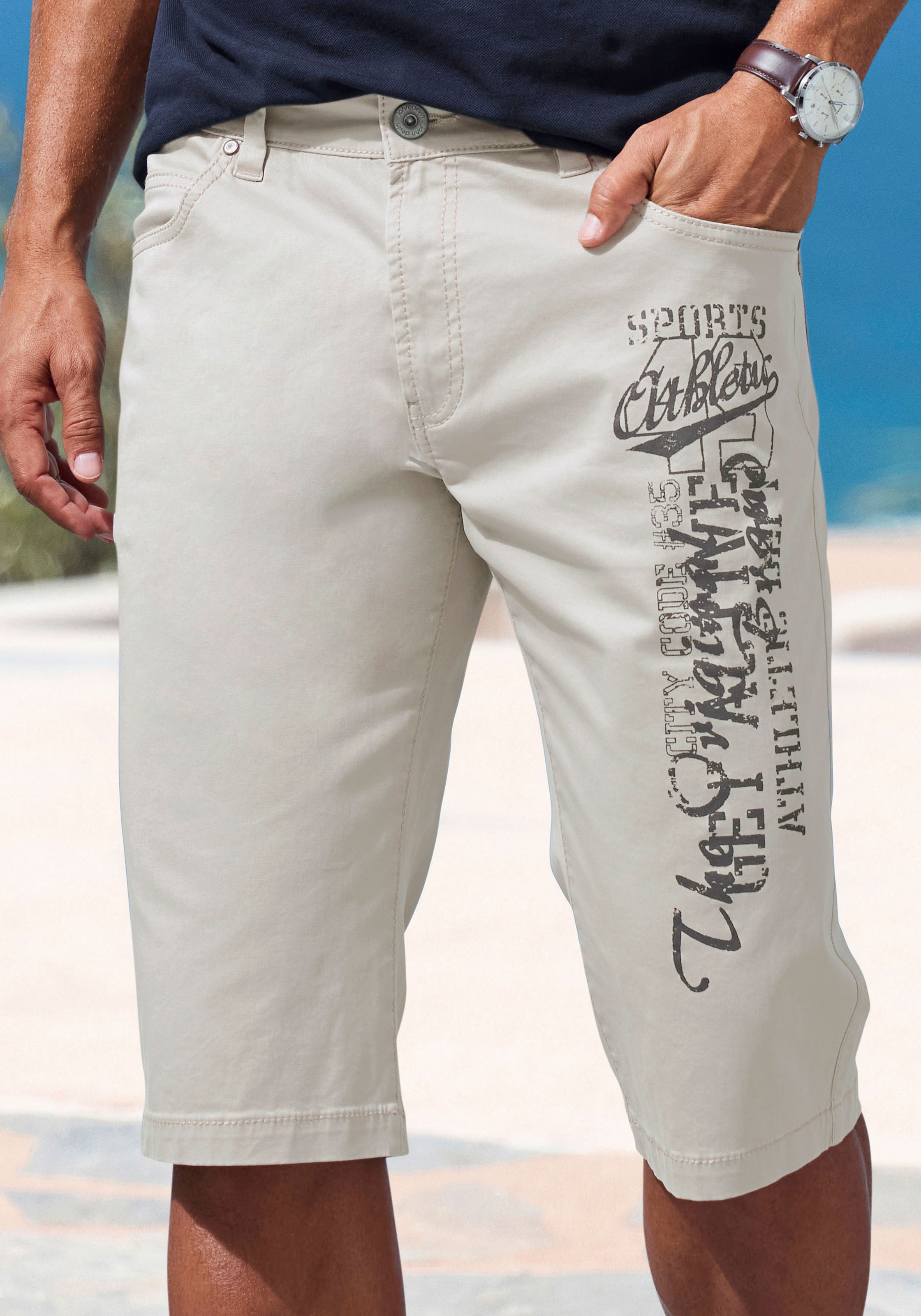 John Devin Bermudas »aus elastischer Baumwollmischung«, mit großem Druck auf dem Bein, 3/4 Shorts