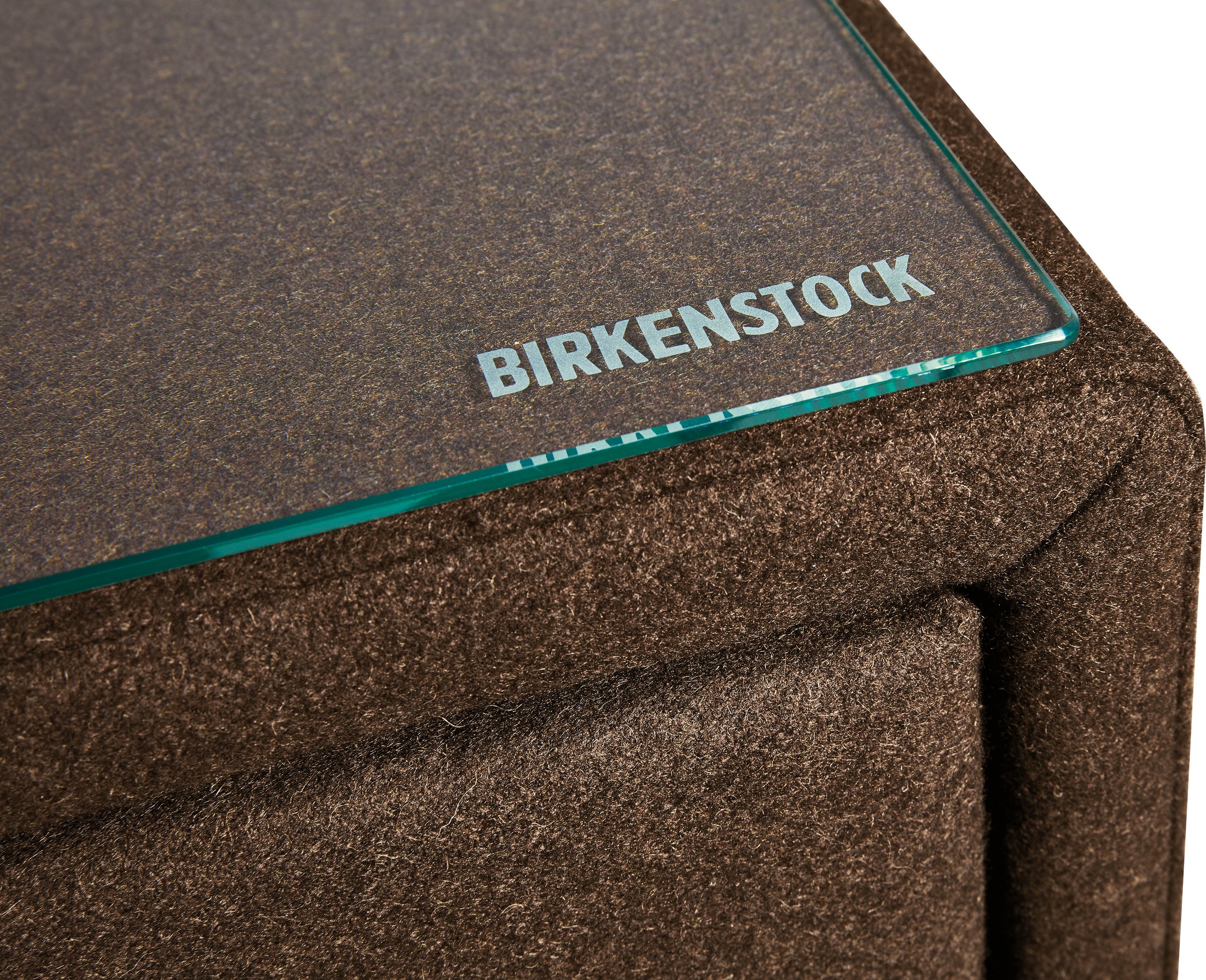 Birkenstock Nachtkommode »Montevideo«, mit Holz-Griffen, mit Holzsockel
