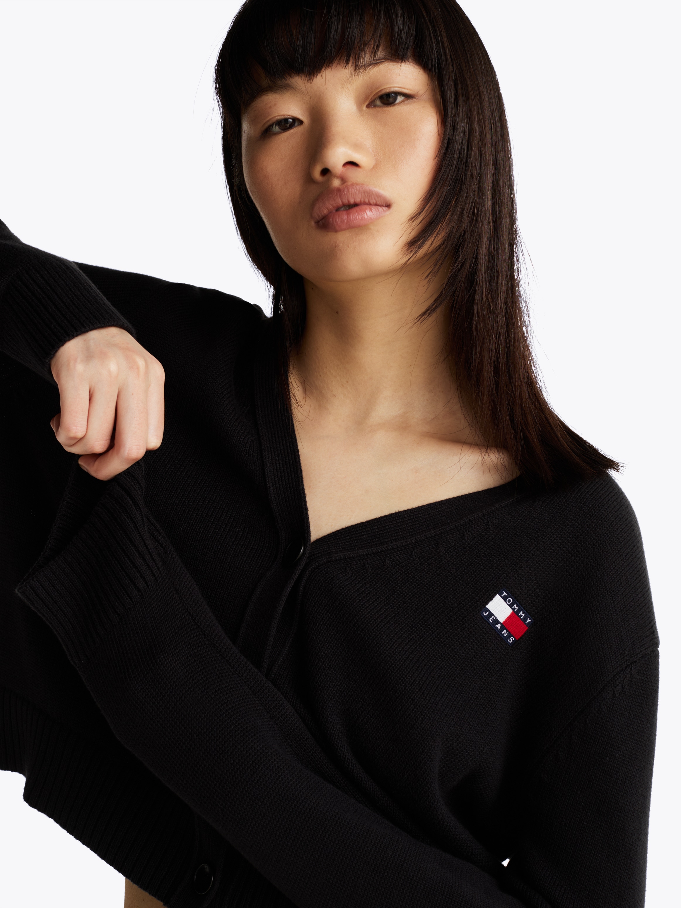 Tommy Jeans Curve Strickjacke »TJW ESSENTIAL BADGE CARDIGAN EXT«, in Großen Größen, Logo-Badge