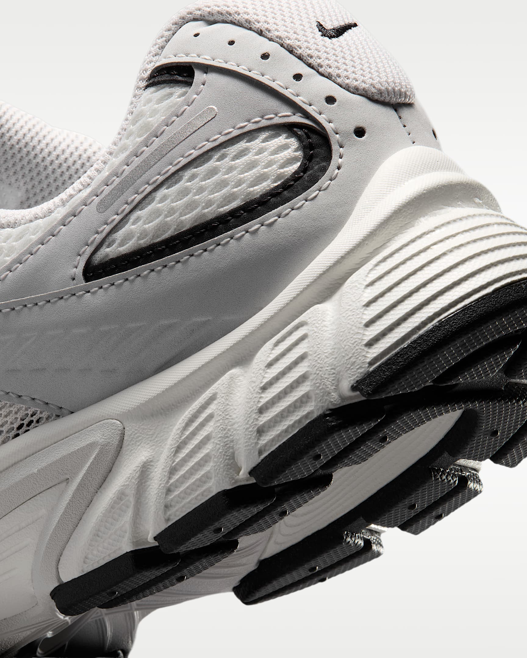 Nike Sportswear Sneaker »Nike V5 RNR«  inspiriert vom Design des Y2K Nike Vomero 5