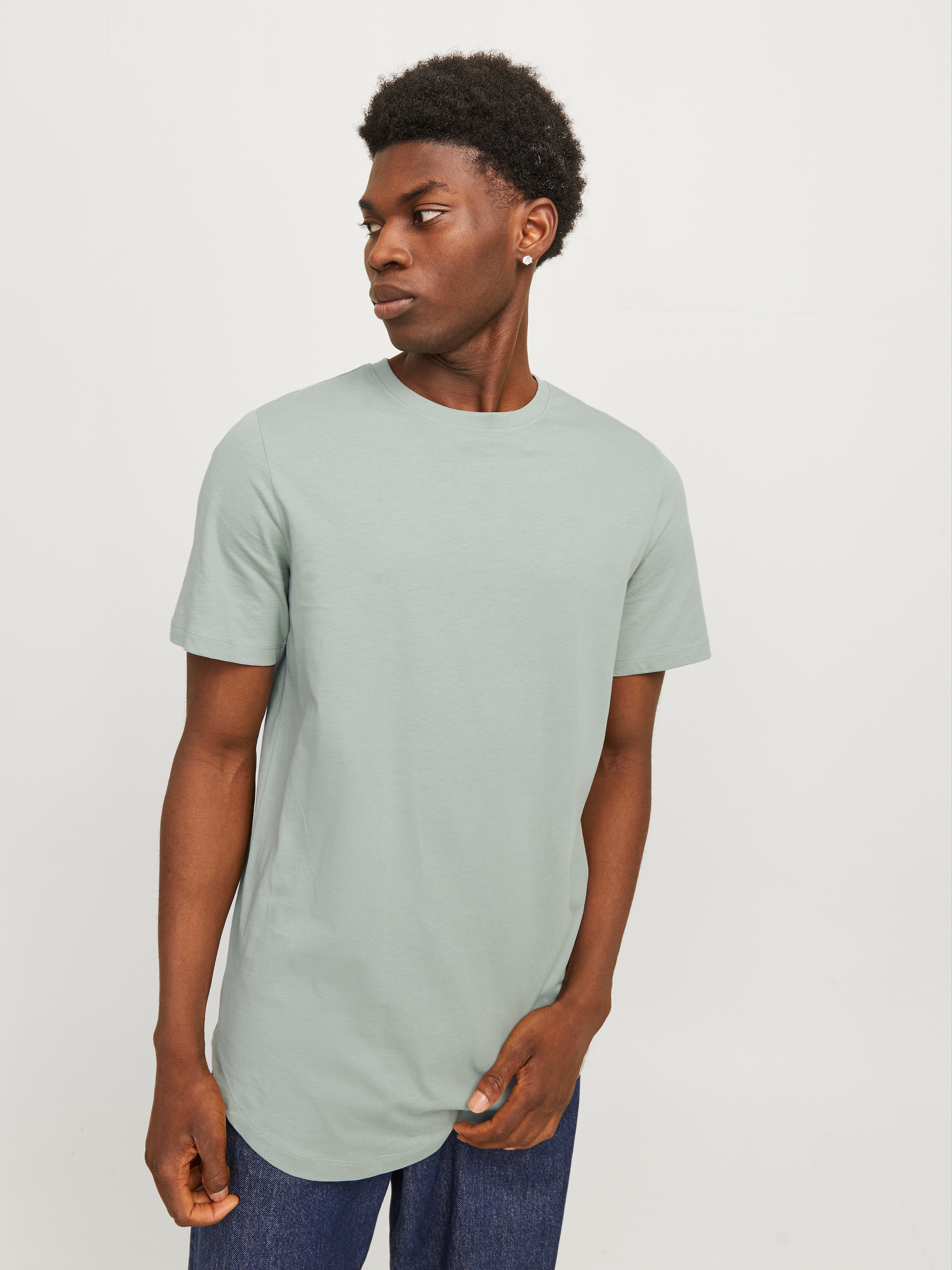 Jack & Jones Rundhalsshirt »JJENOA TEE SS CREW NECK NOOS«, mit abgerundetem Saum
