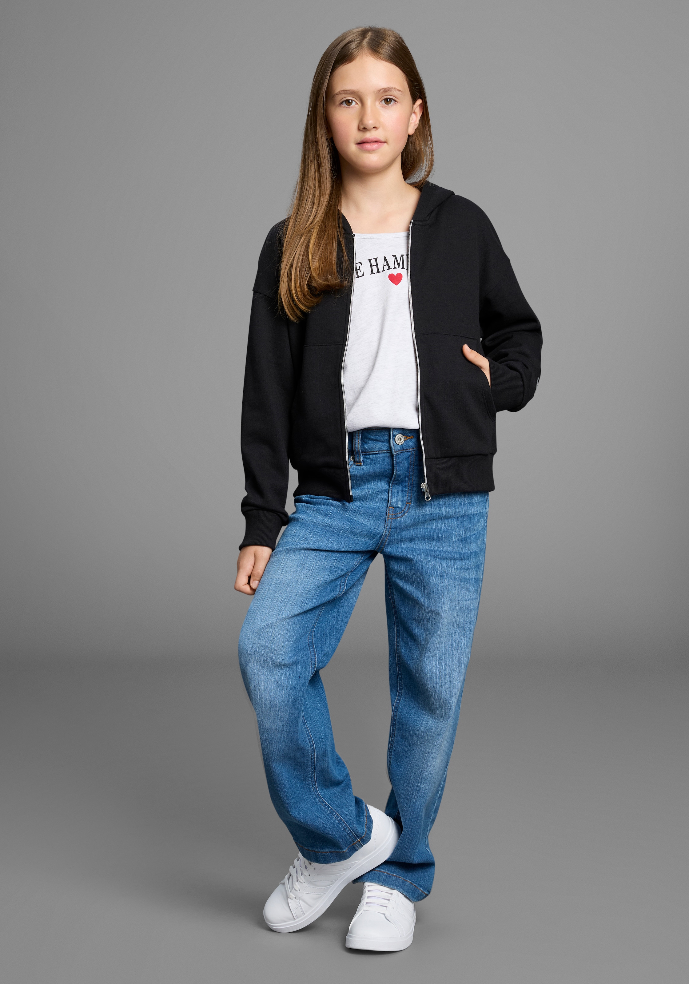 KIDSWORLD Kapuzensweatjacke »Lässige Sweatjacke mit kleinem Logo«, Lockere Form