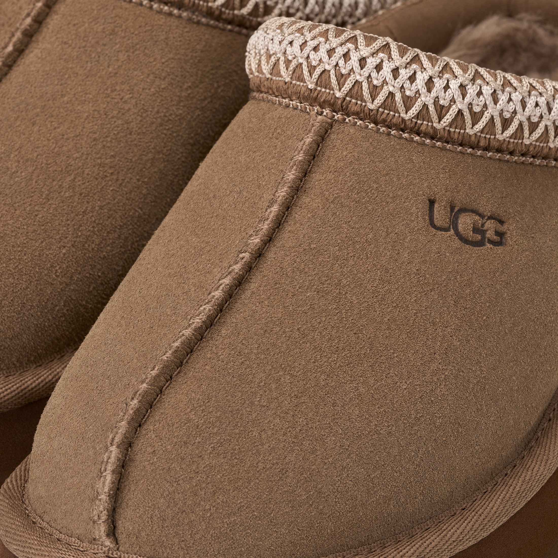 UGG Clog  Hausschuh, Schlupfschuh mit modischer Ethno-Textilbodüre