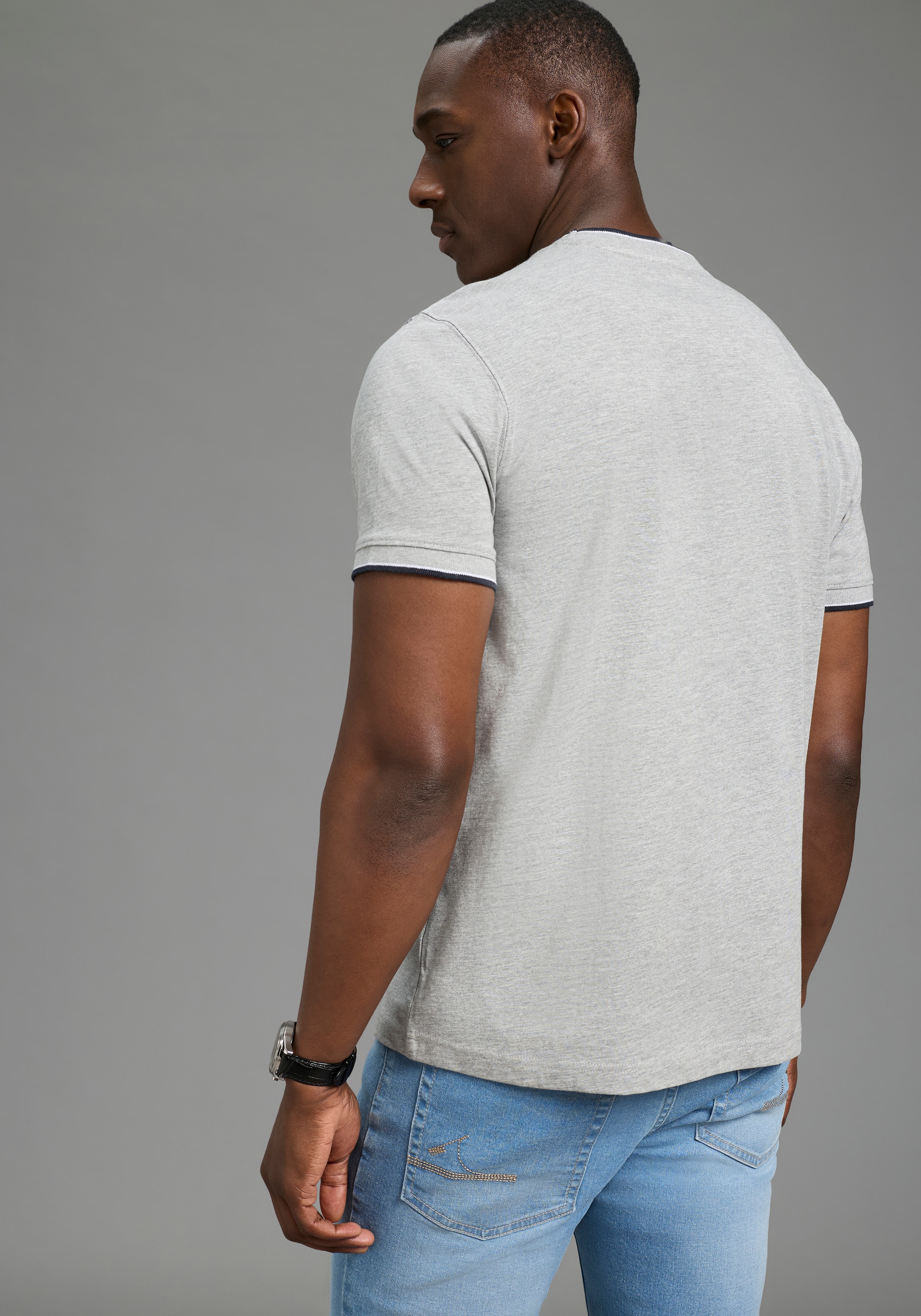 DELMAO Rundhalsshirt »Neue Kollektion!« 2er- Pack,  Kurzarmshirt, klassischer Basic-Stil, normale Passform, unifarben