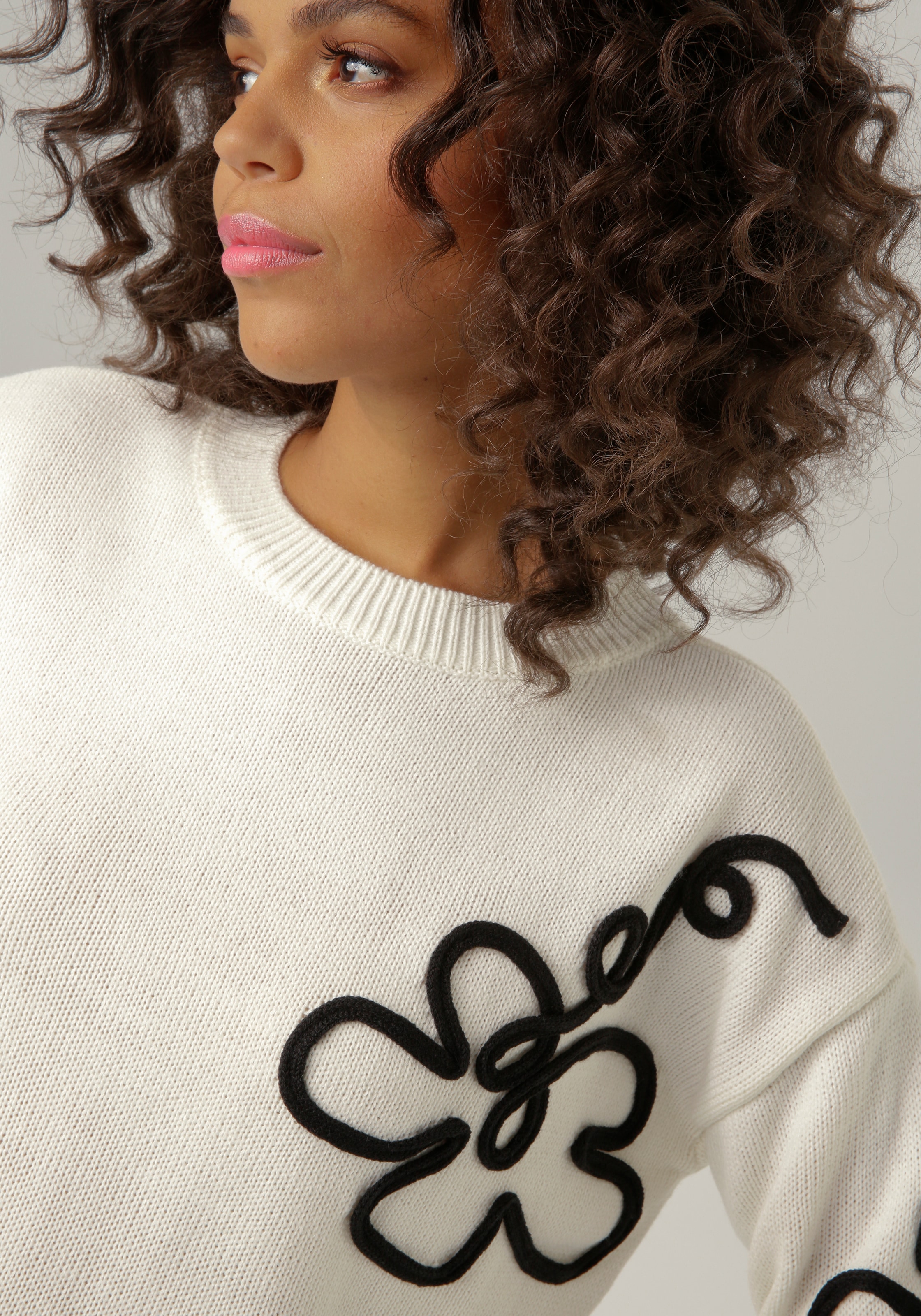 Aniston CASUAL Strickpullover, mit extravaganten Blüten-Applikationen