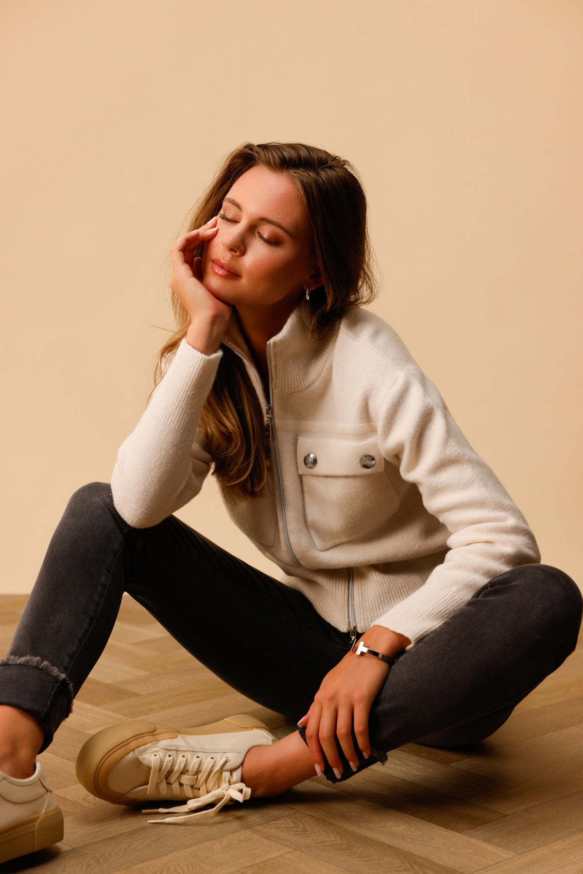 Monari Strickjacke »Jacke Strickjacke« Körpernahe Passform mit Stehkragen