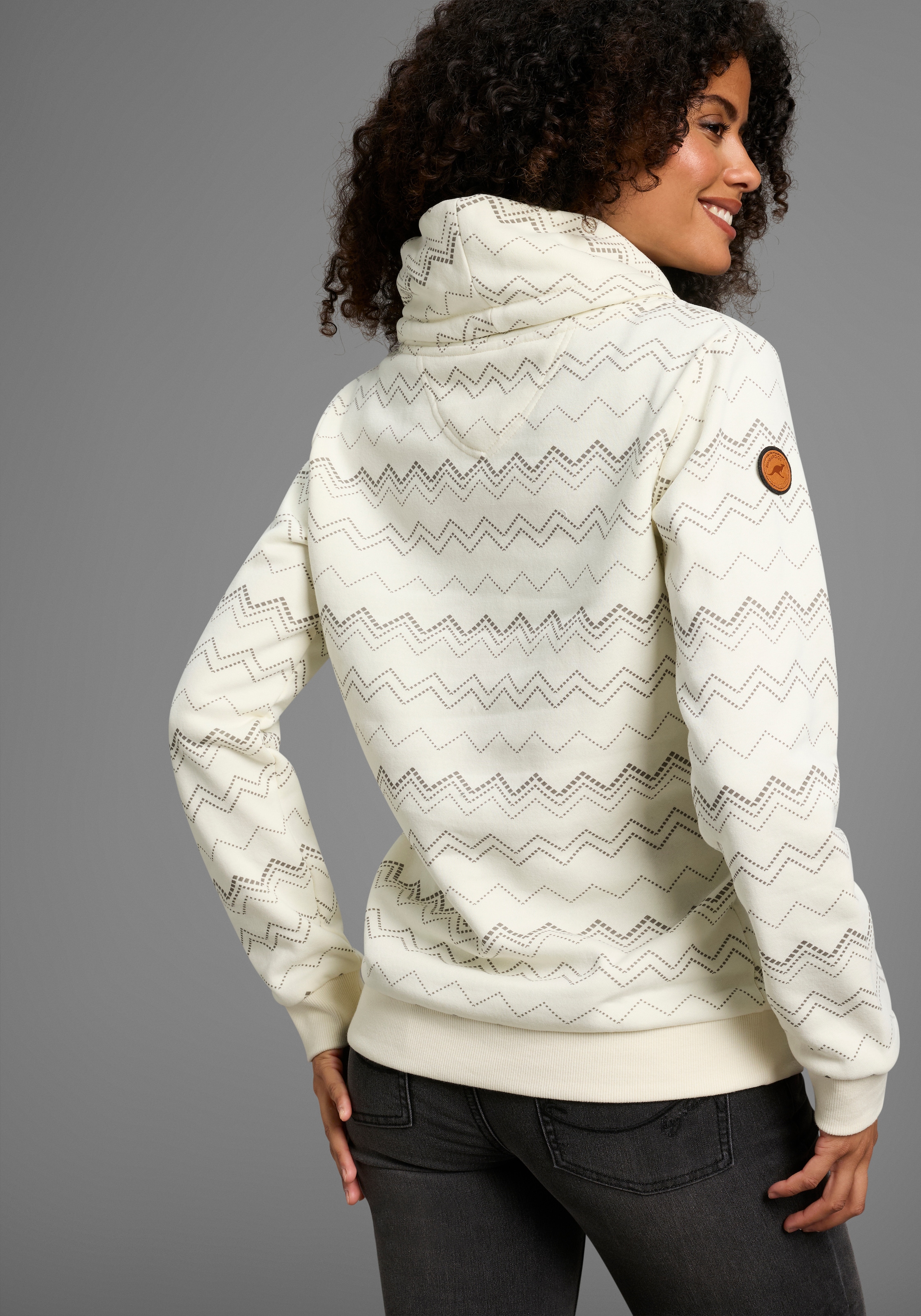 KangaROOS Sweatshirt, mit hohem kuscheligen Kragen und Alloverdruck