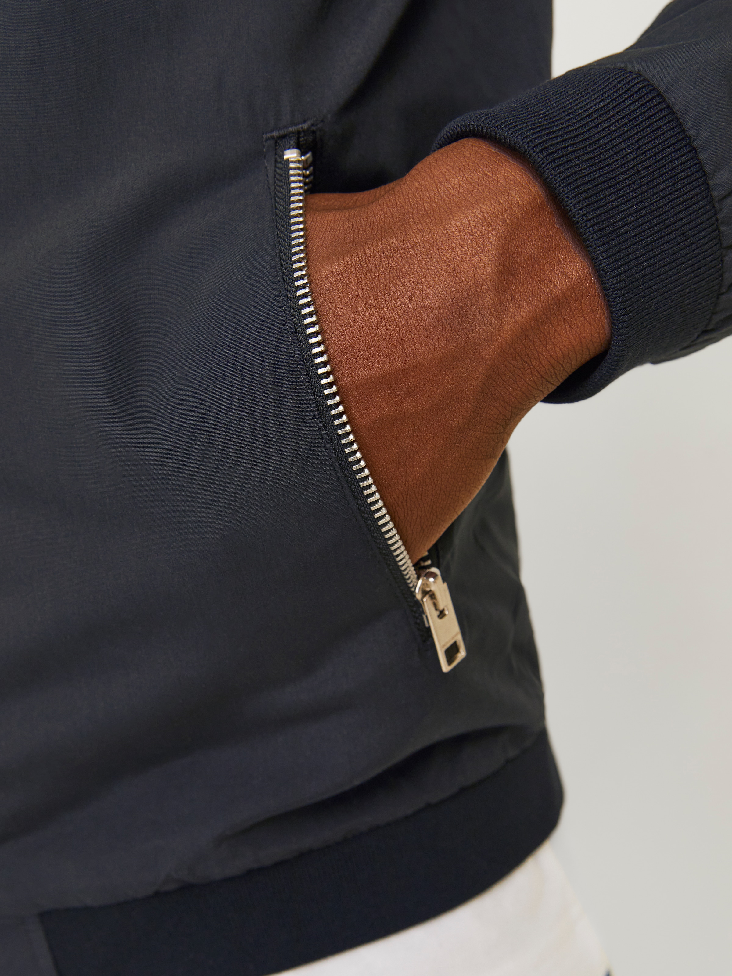 Jack & Jones Blouson »JJERUSH mit Stehkragen und Reißverschlusstaschen« ohne Kapuze unifarben, modisch, regular fit, Polyester