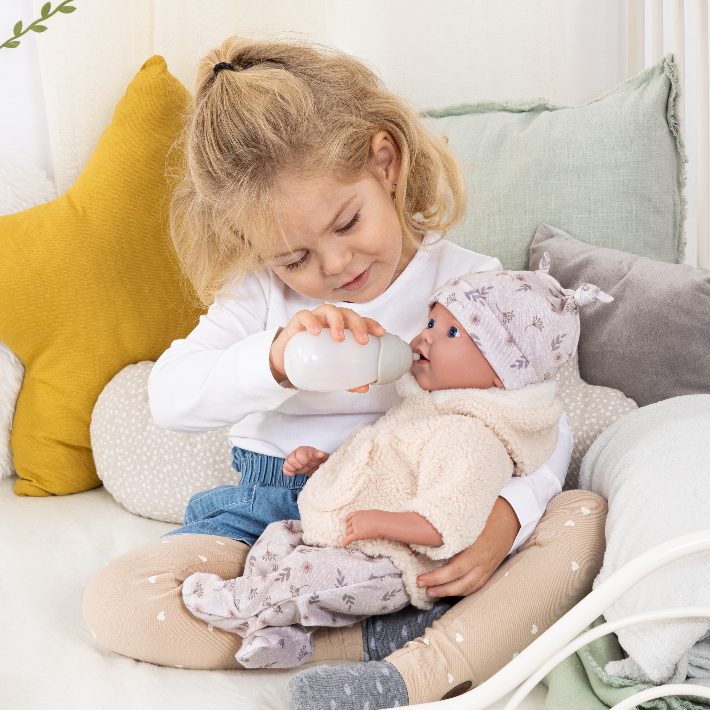 Bayer Babypuppe »Reborn 38 cm Set beige« sieht aus wie ein echtes Baby