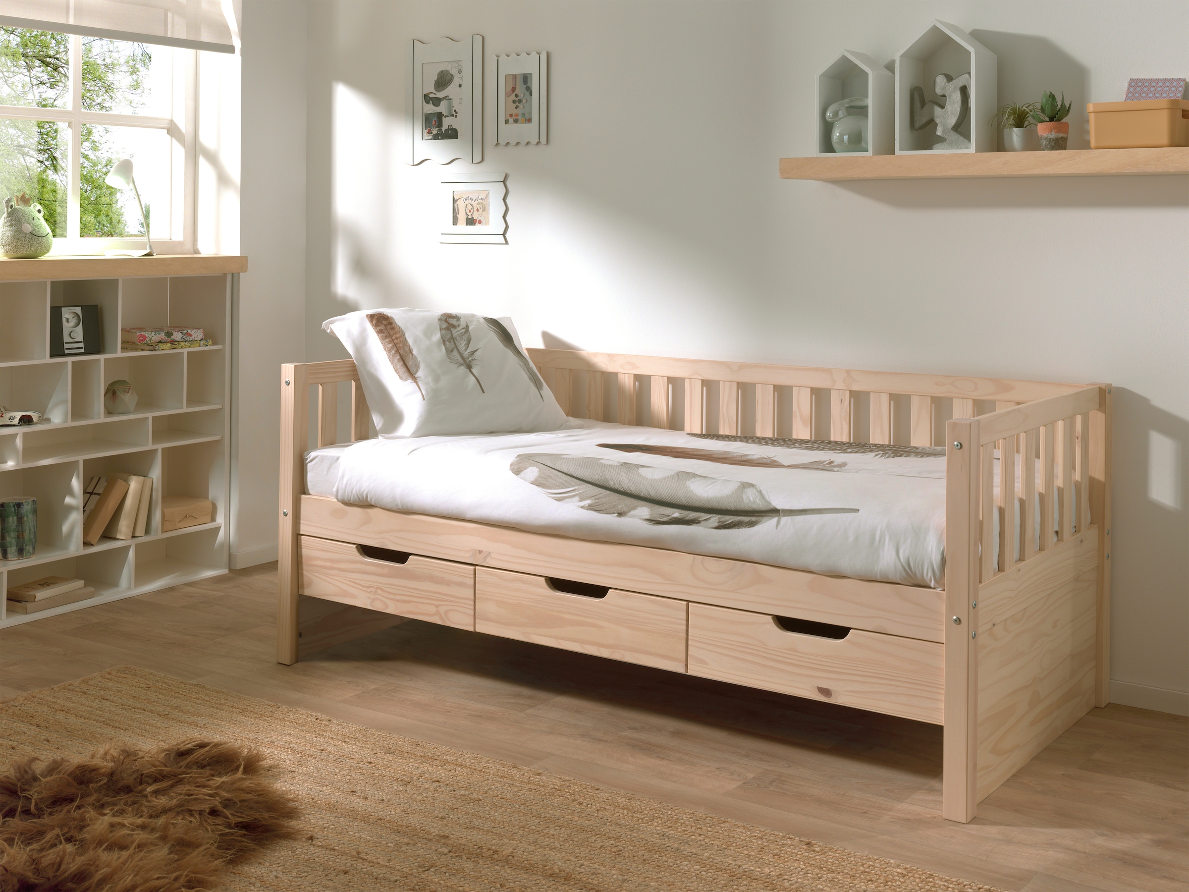 Vipack Einzelbett »mit Schubladen, Kiefer massiv, viel Stauraum und zeitloses Design«, (B/H/T ca. 211,2x85,5x97,8cm, Ausf. Milky Pine oder Weiß), inkl. Rolllattenrost, mit oder ohne Bettschublade