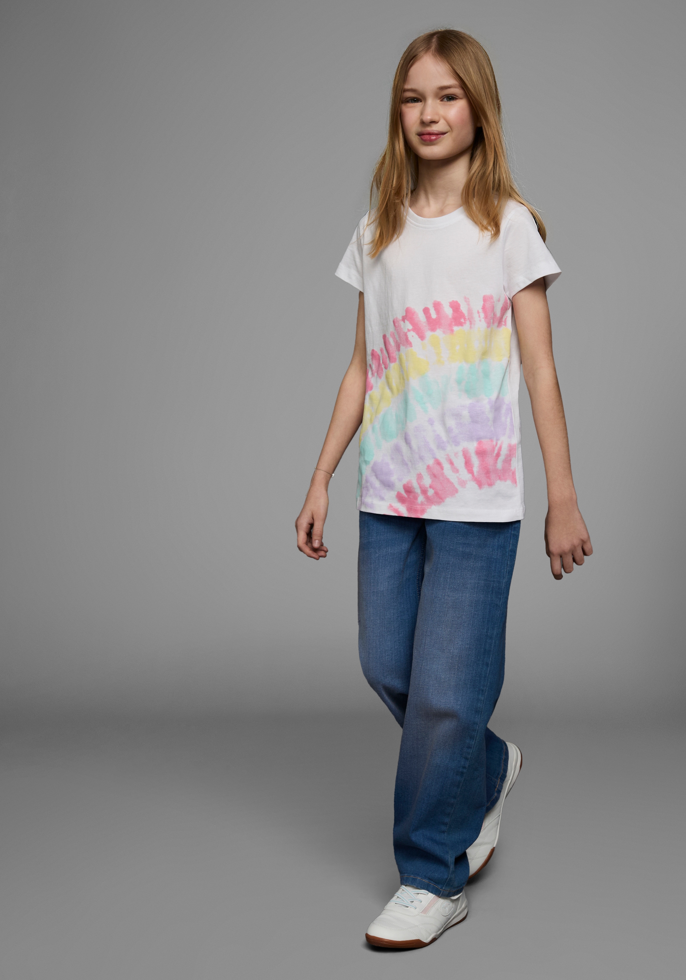 KIDSWORLD T-Shirt »Mit Regenbogen-Print«, Kurzarm, hüftlang geschnitten, bedruckt, Rundhals-Ausschnitt