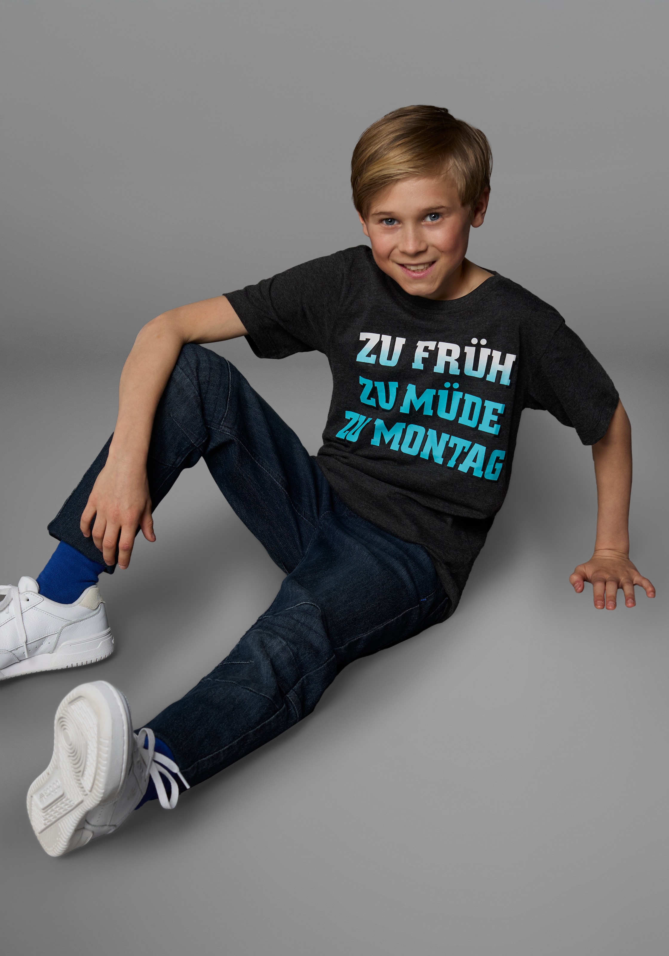 KIDSWORLD T-Shirt »Mit Spruch: ZU FRÜH, ZU MÜDE...«, Kurzarm, Basic-Passform, mit stylischem Print, Rundhalsausschnitt