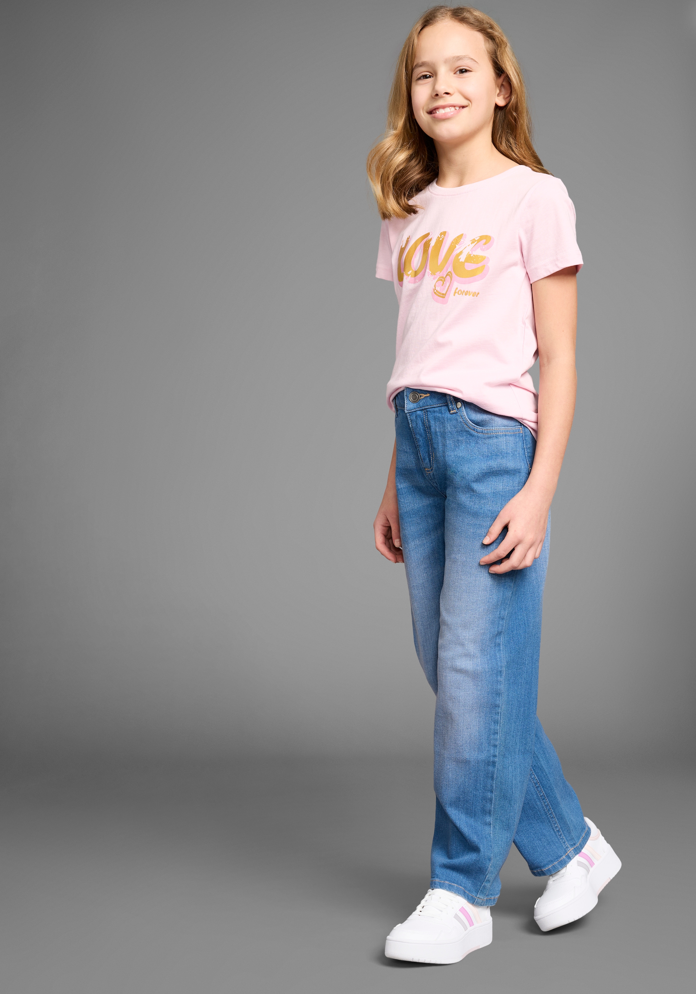 KIDSWORLD Loose-fit-Jeans »Mädchenjeans in weiter Form«, Weite Jeans mit Logo-Stickerei