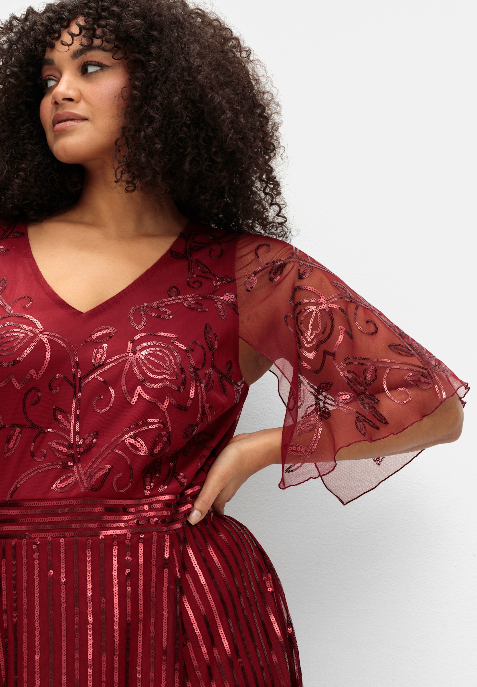 Sheego Cocktailkleid »Abendkleid Abendkleid mit Paillettenbesatz« Ohne Taschen mit Pailletten und Meshrock