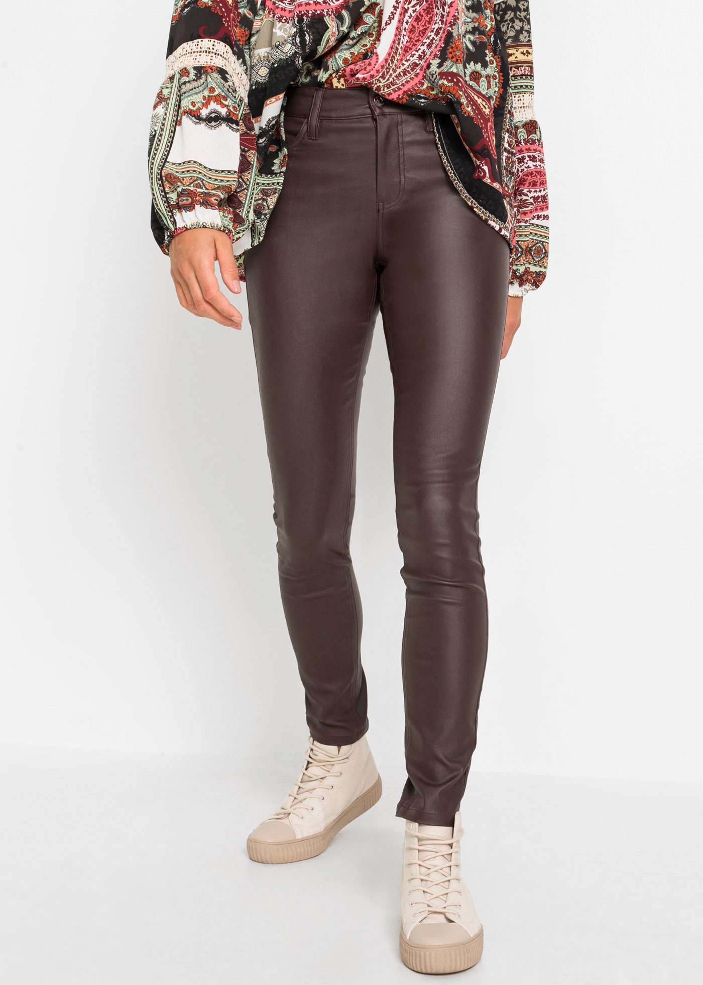 bonprix Stretch-Hose  mit Lederoptik, Slim Fit Passform, mit Push-up Effekt