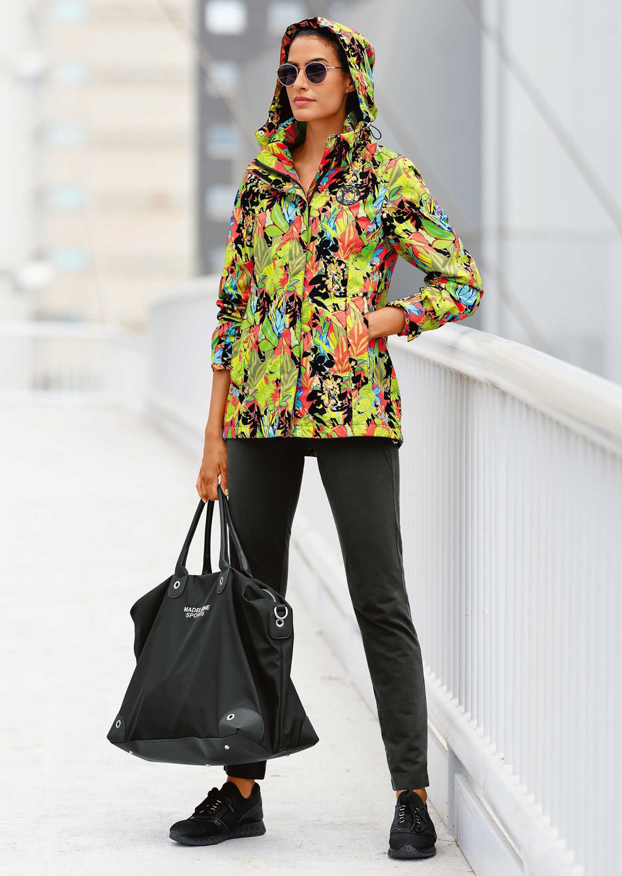 MADELEINE Outdoorjacke »Jacke Bedruckte Outdoorjacke mit Kapuze«