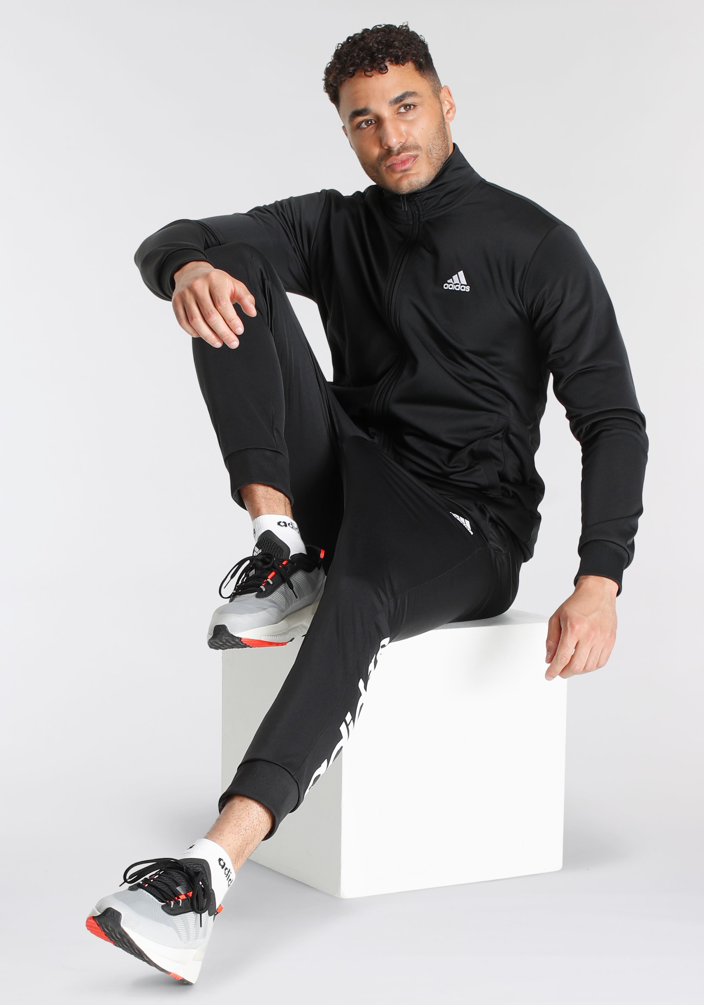 adidas Sportswear Trainingsanzug »LINEAR LOGO TRICOT«, (2 tlg.) bestellen  bei OTTO