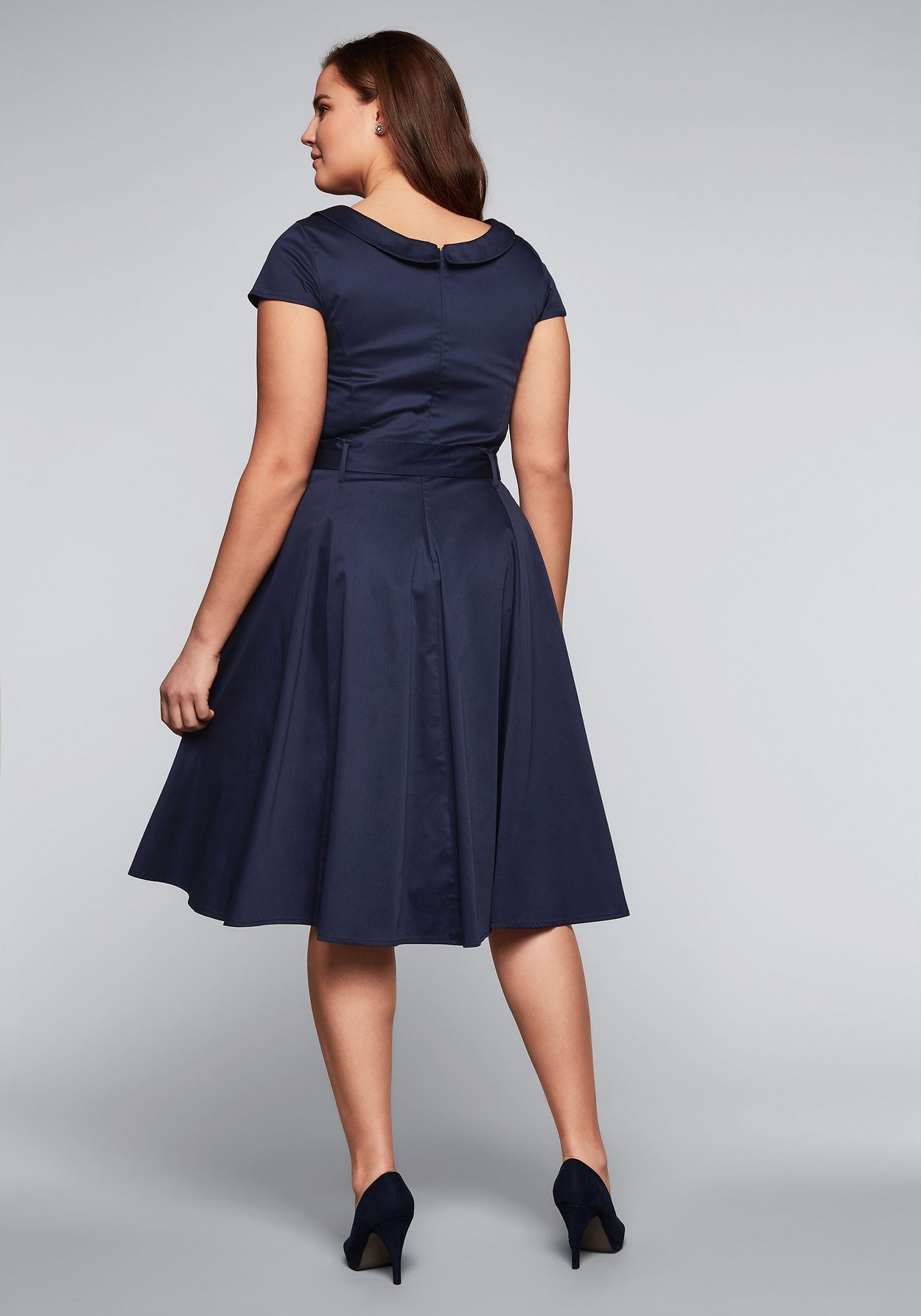 Sheego Cocktailkleid »Kleid mit Bubikragen und Stoffgürtel«