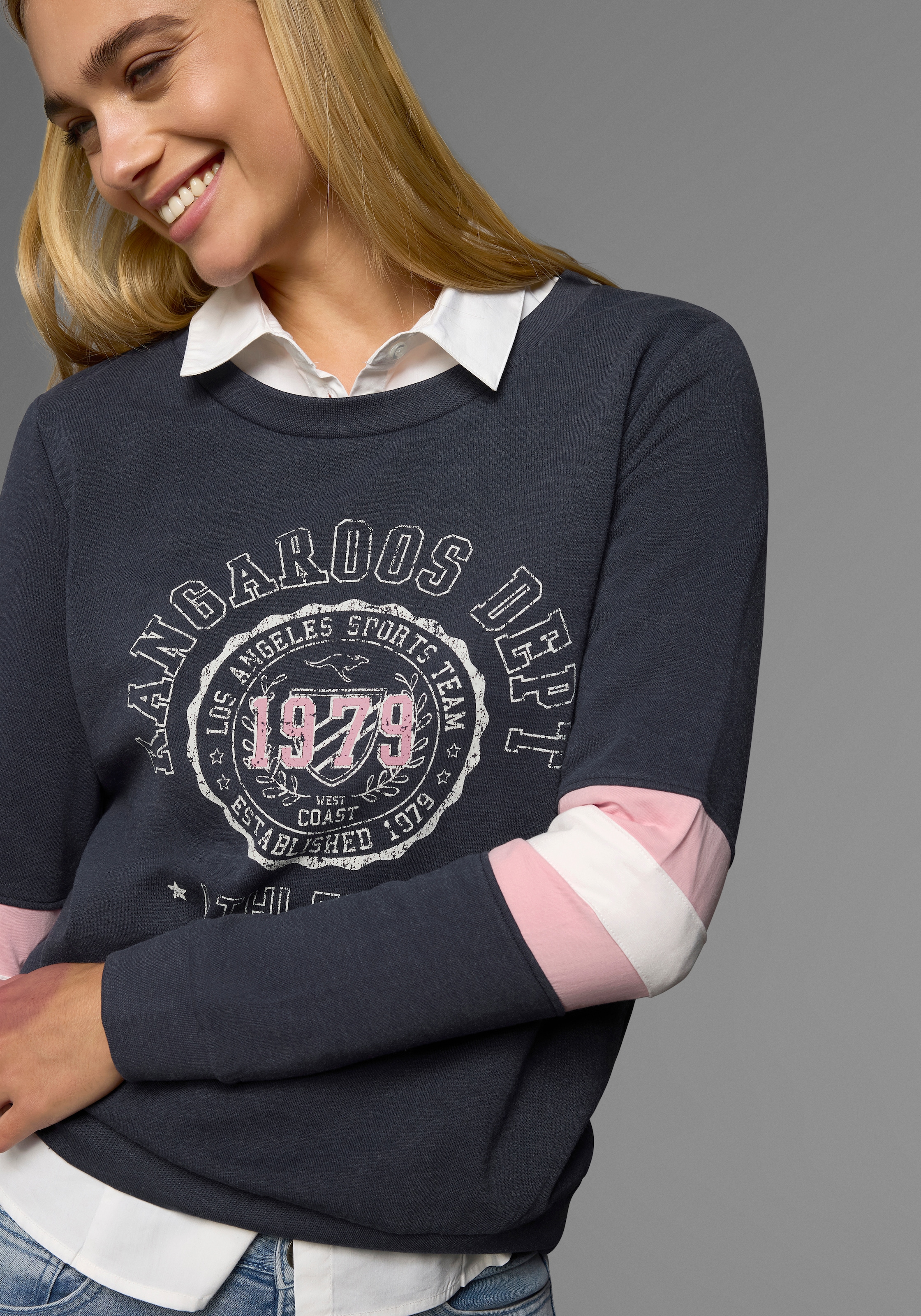 KangaROOS Sweatshirt, Langarm, figurumschmeichelnde Passform, bedruckte Optik