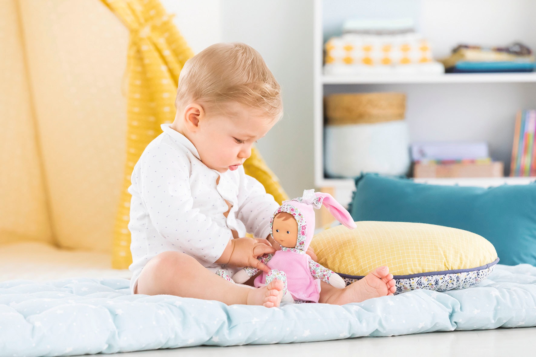 Corolle® Babypuppe »Mon Doudou Corolle Miss Pink Blumengarten«, mit Vanilleduft