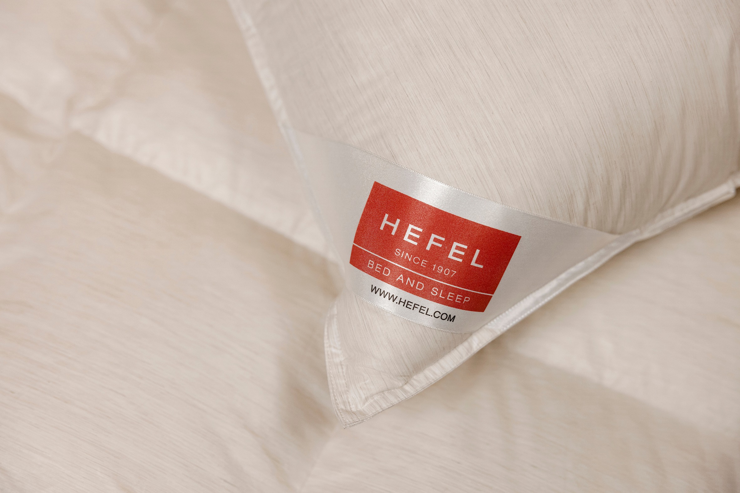 Hefel Einziehdecke »Opulence«, normal, Füllung 100% neue reine weisse masurische Gänsedaunen, Klasse 1, CUIN 850+, RDS, Bezug Tencel-Cashmere Daunen-Feinbatist mit Anti-Aging Veredelung, (1 St.), Opulenz für alle Sinne