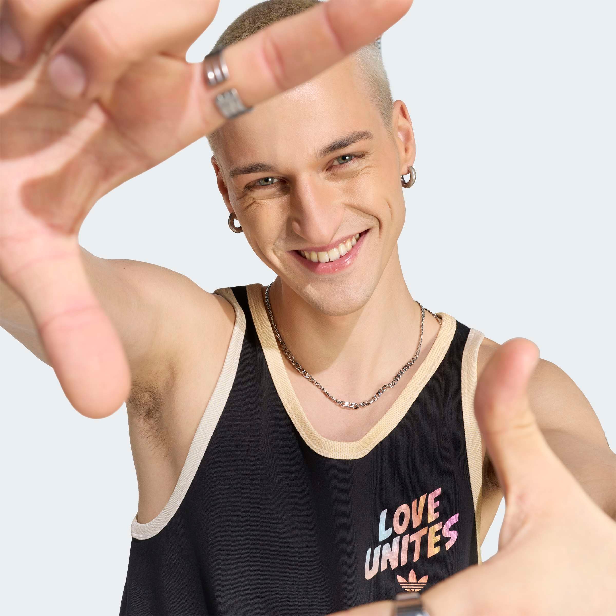 adidas Originals Tanktop »PRIDE GFX TANK« für Erwachsene, mit Rundhalsausschnitt, ohne Verschluss, aus Baumwolle