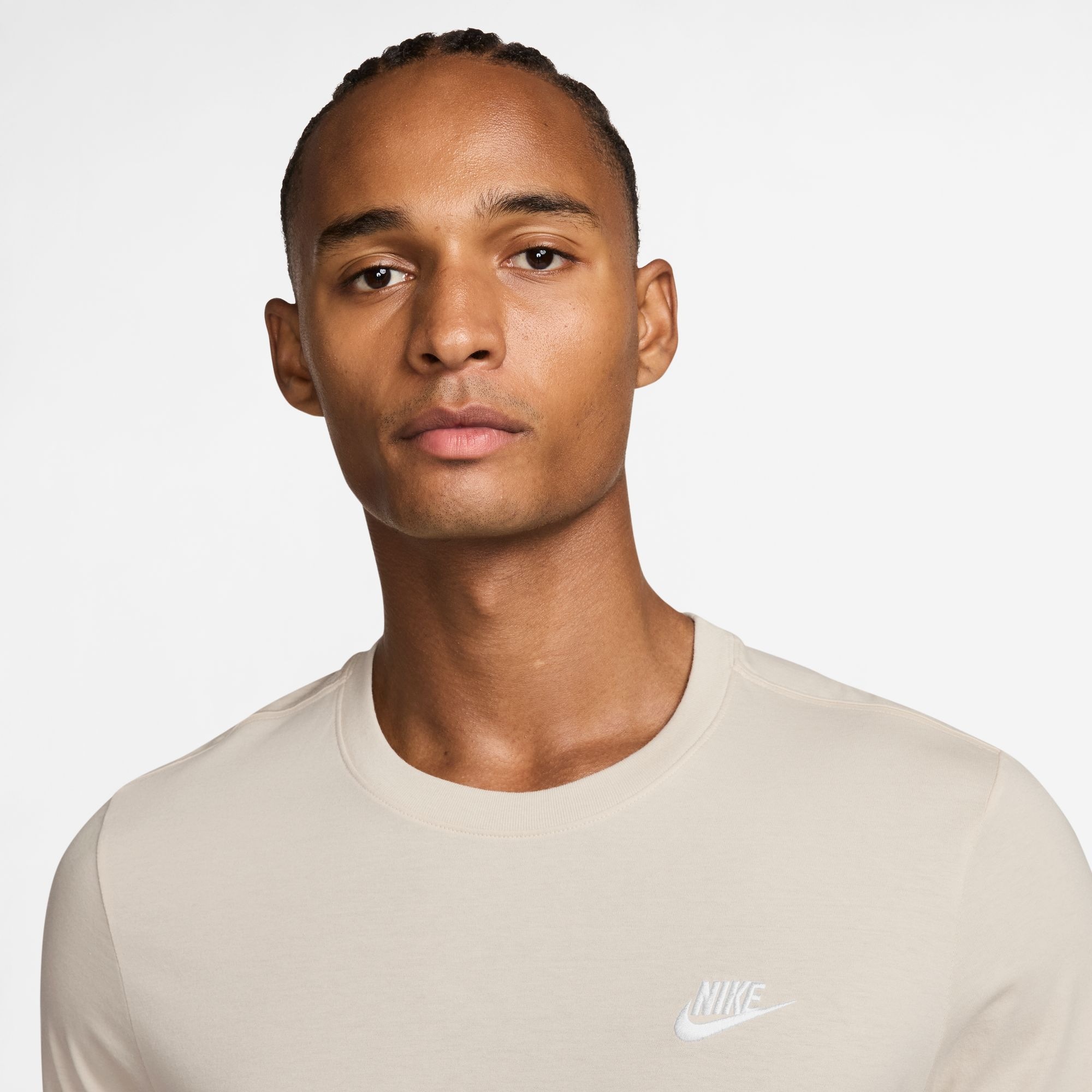 Nike Sportswear T-Shirt »M NSW CLUB TEE« mit Logostickerei auf der Brust, aus Jersey-Material, Regular Fit