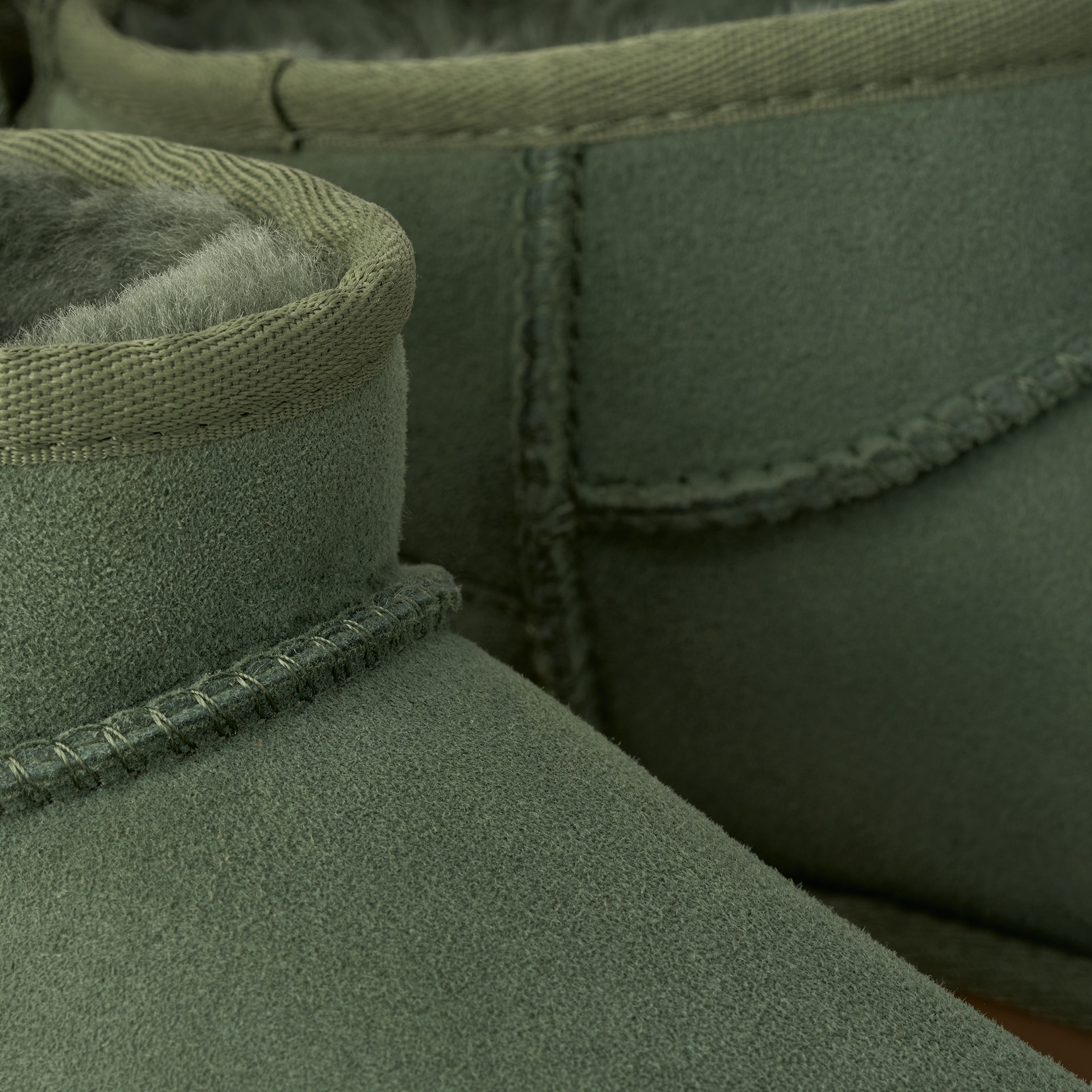 UGG Schlupfboots »Unisex, W CLASSIC ULTRA MINI«  Winterboots mit Ziernähten und Logoaufnäher an der Ferse