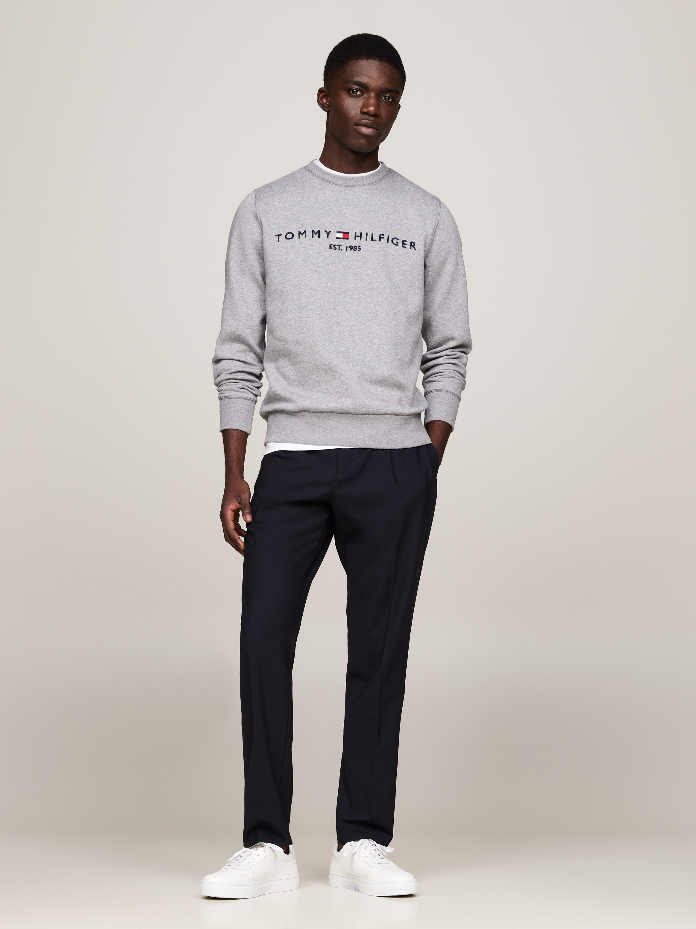 Tommy Hilfiger Sweatshirt »TOMMY LOGO SWEATSHIRT«, mit klassischem Rundhalsausschnitt