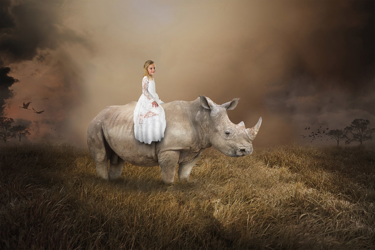 Papermoon Fototapete »Surreales Mädchen, das Nashorn reitet«