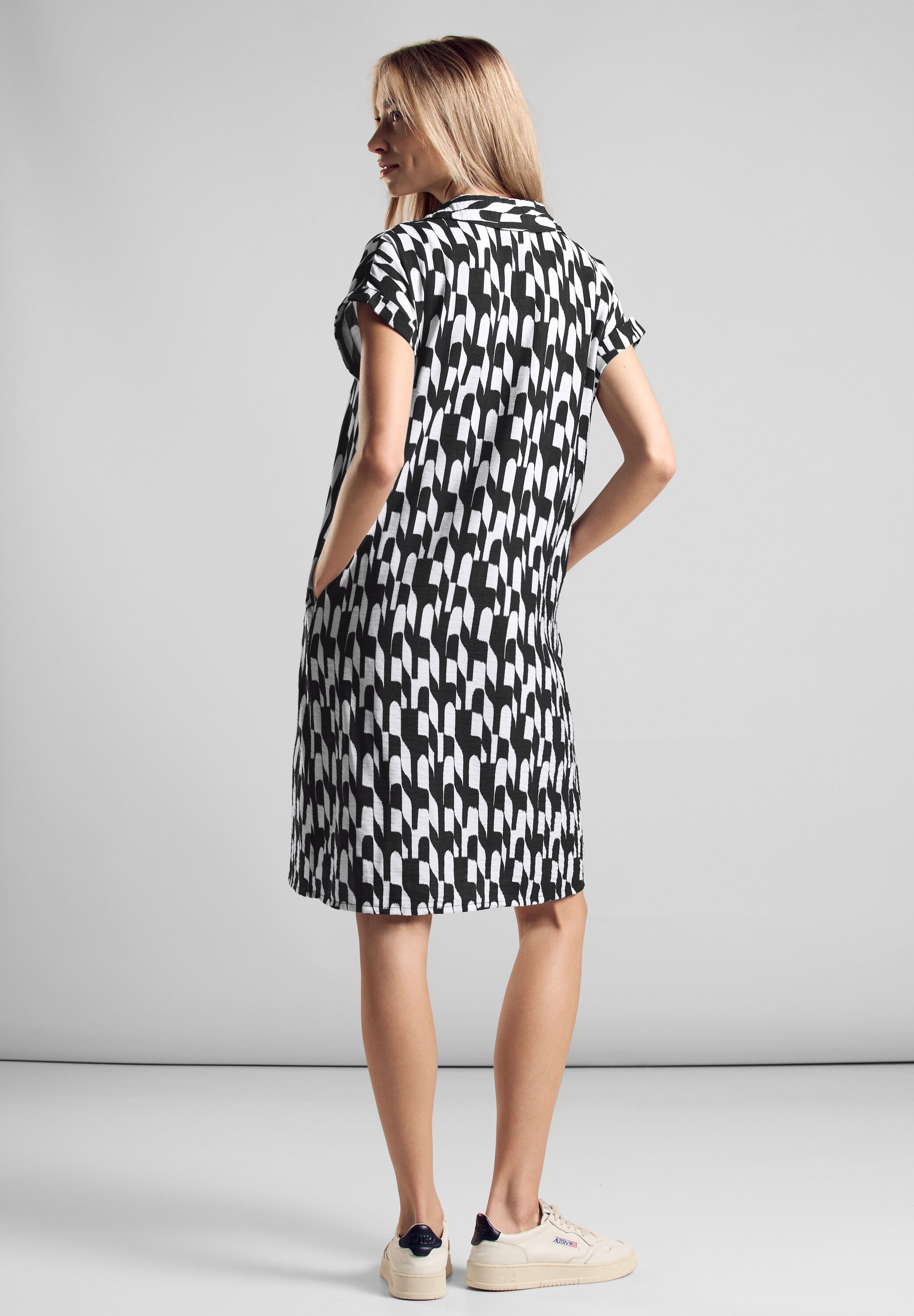 STREET ONE Blusenkleid, mit grafischem Muster