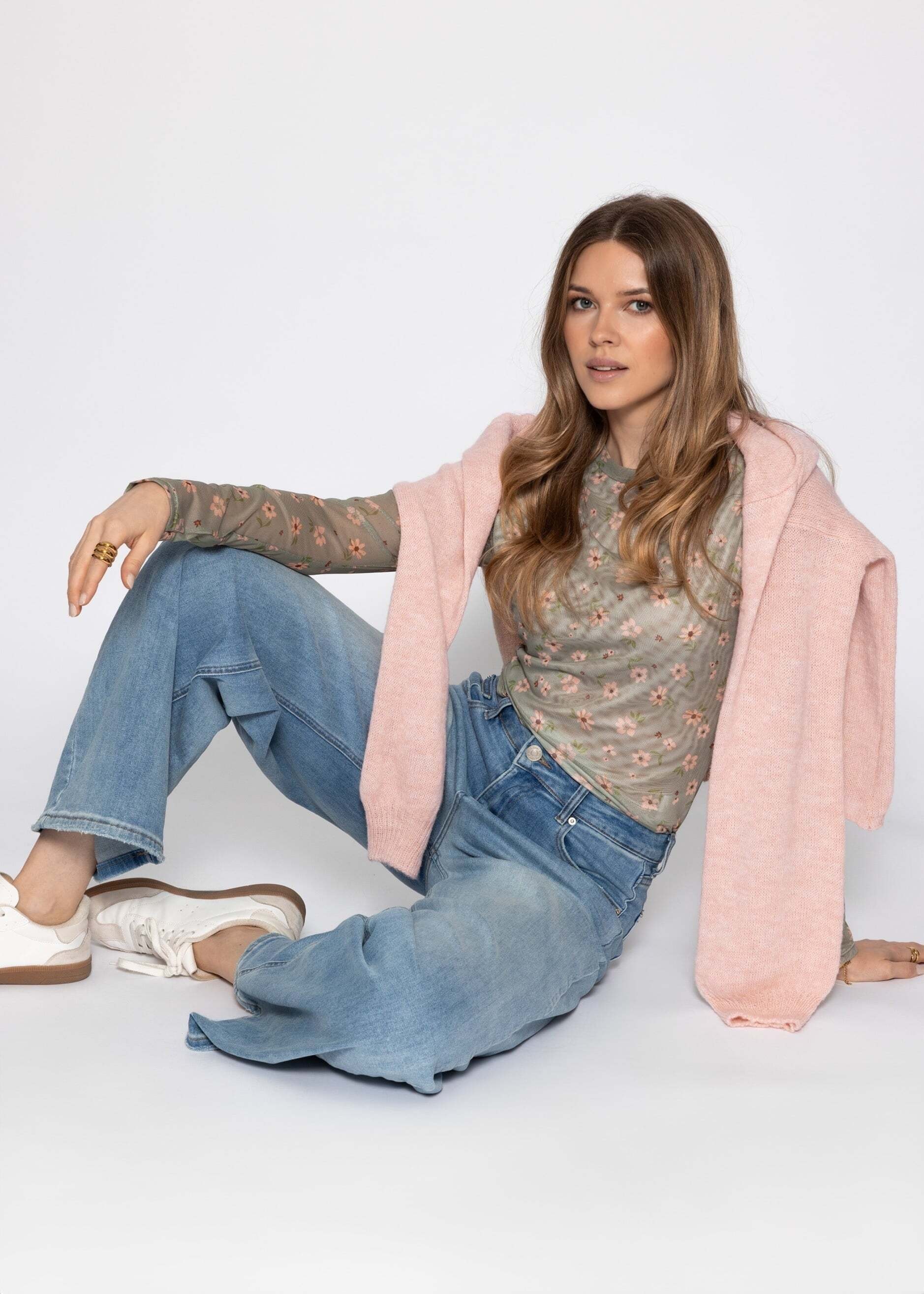 SASSYCLASSY Langarmshirt »Mesh Langarmshirt mit Blumen-Print« Vespieltes Shirt mit gefütterter Vorderseite und Rundhalsausschnitt