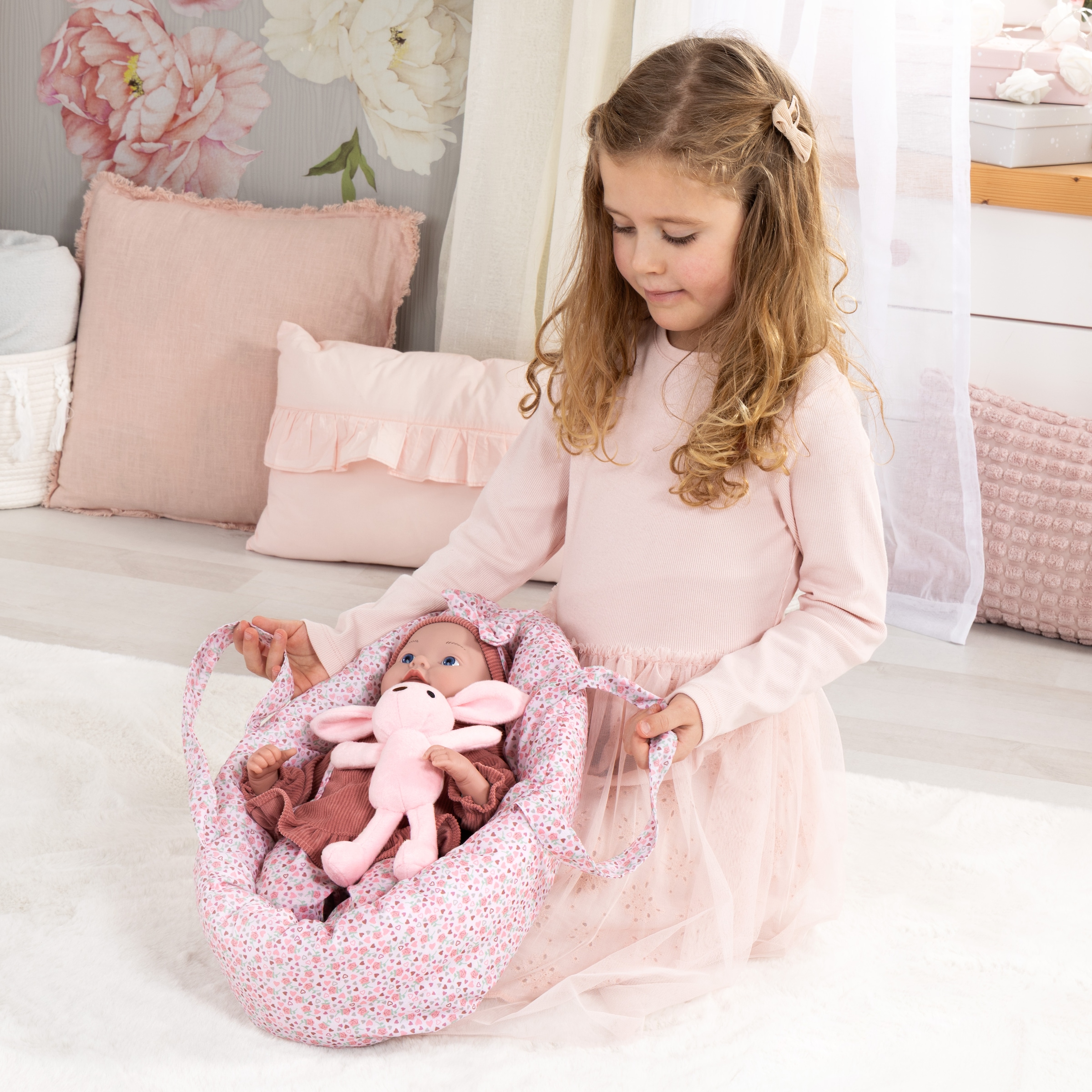 Bayer Babypuppe »Reborn 38 cm Set mit Kuscheltasche« sieht aus wie ein echtes Baby