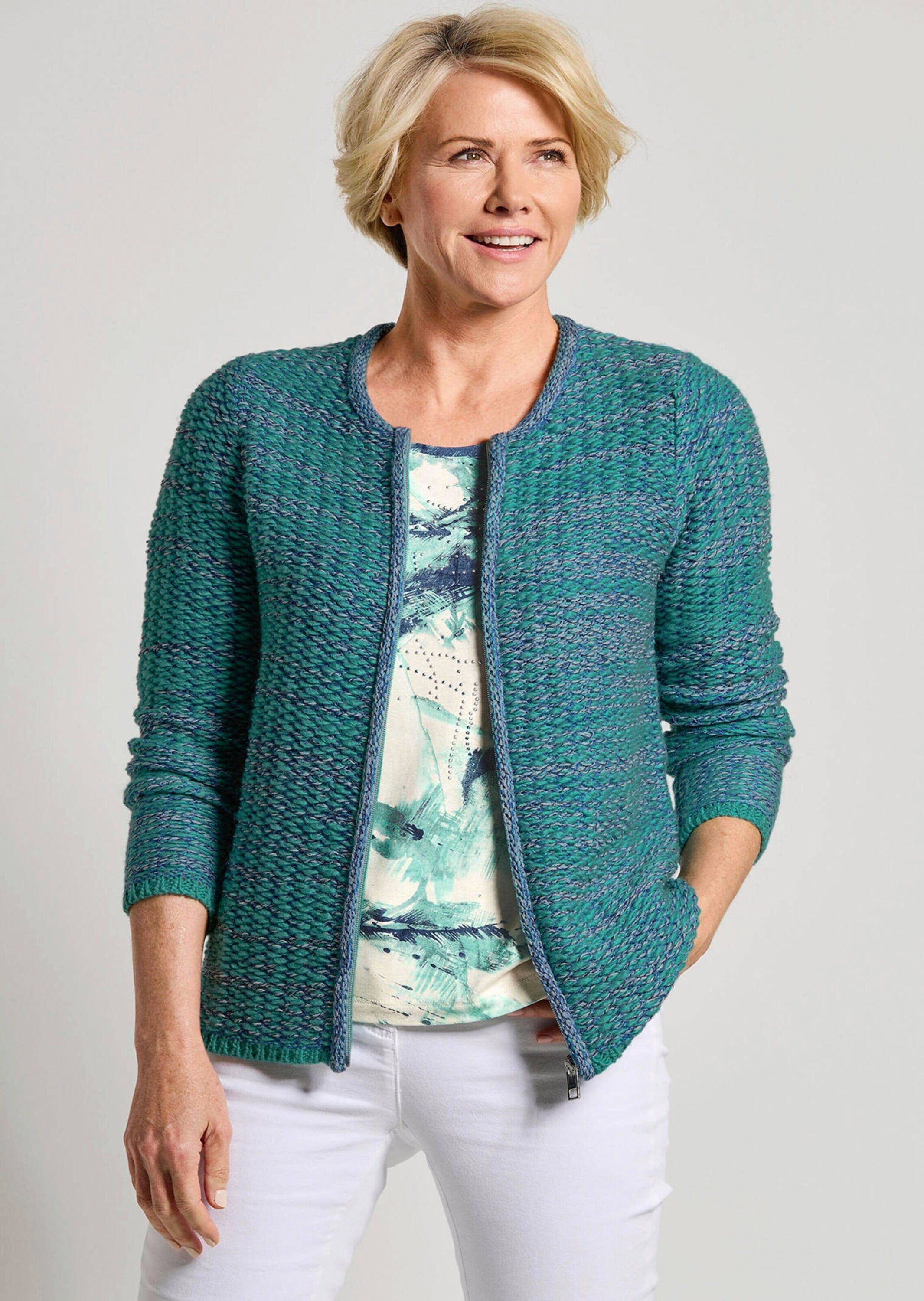 GOLDNER Strickjacke »Kurzgröße Strukturjacke mit Rollband« dekoratives Rollbändchen am RV