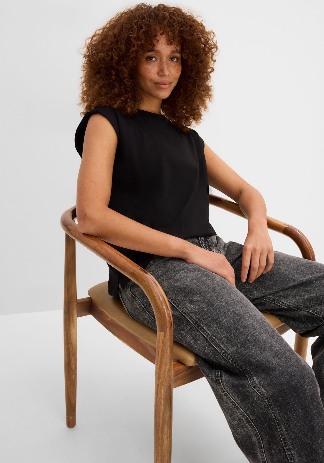 bonprix Oversize-Shirt lässiger Oversize-Schnitt, verstärkte Schulter, ärmellos