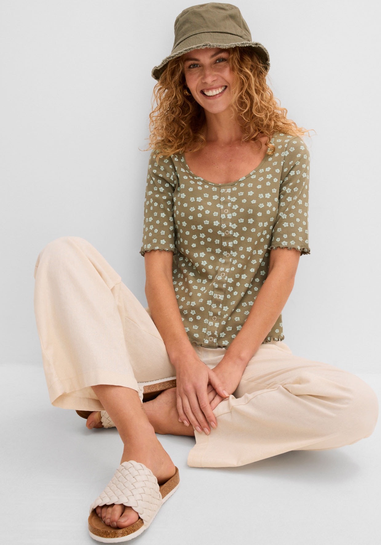 bonprix T-Shirt »Ripp-Shirt mit Blumendruck, Halbarm« bequeme Passform, Halbarm-Design, mit Blumendruck, aus Baumwolle