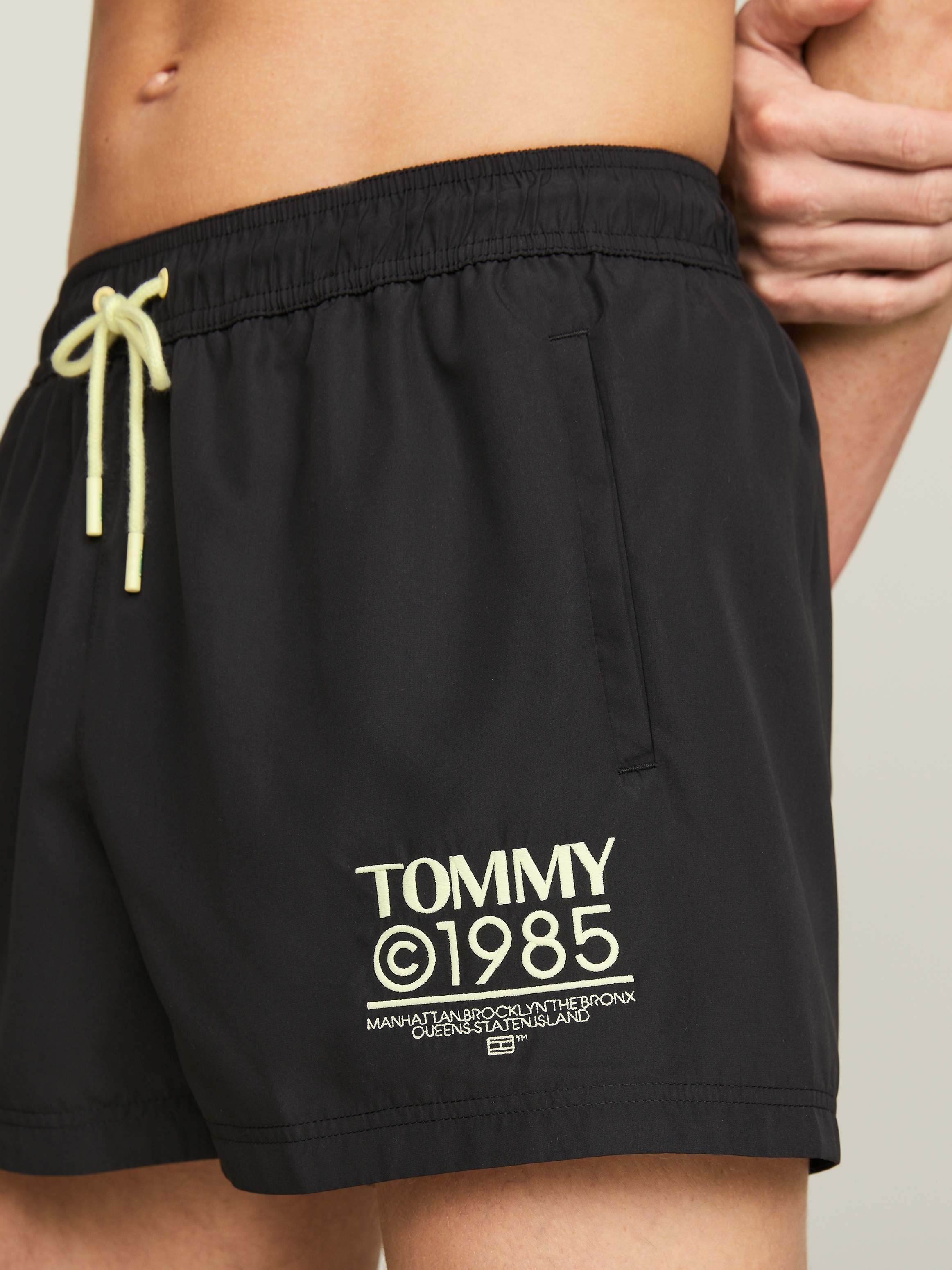 Tommy Hilfiger Swimwear Badeshorts »SF SHORT DRAWSTRING«, mit kultigem Logoschriftzug