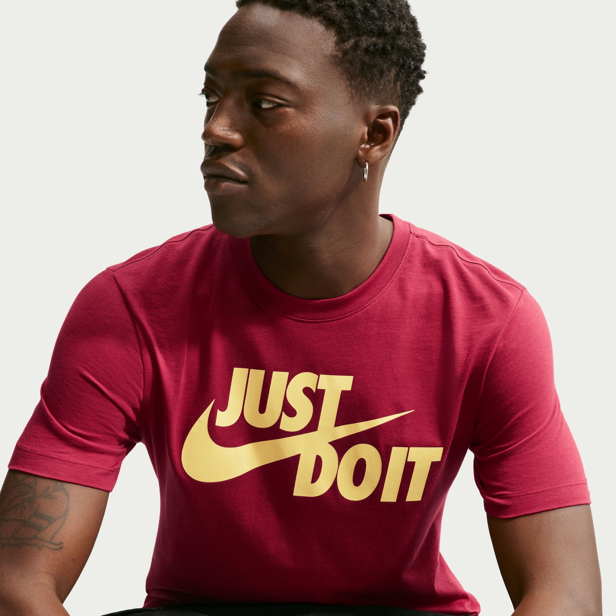 Nike Sportswear T-Shirt »M NSW TEE JUST DO IT SWOOSH« mit Logodruck auf der Brust, Kurzarm-Design, aus Jersey-Material