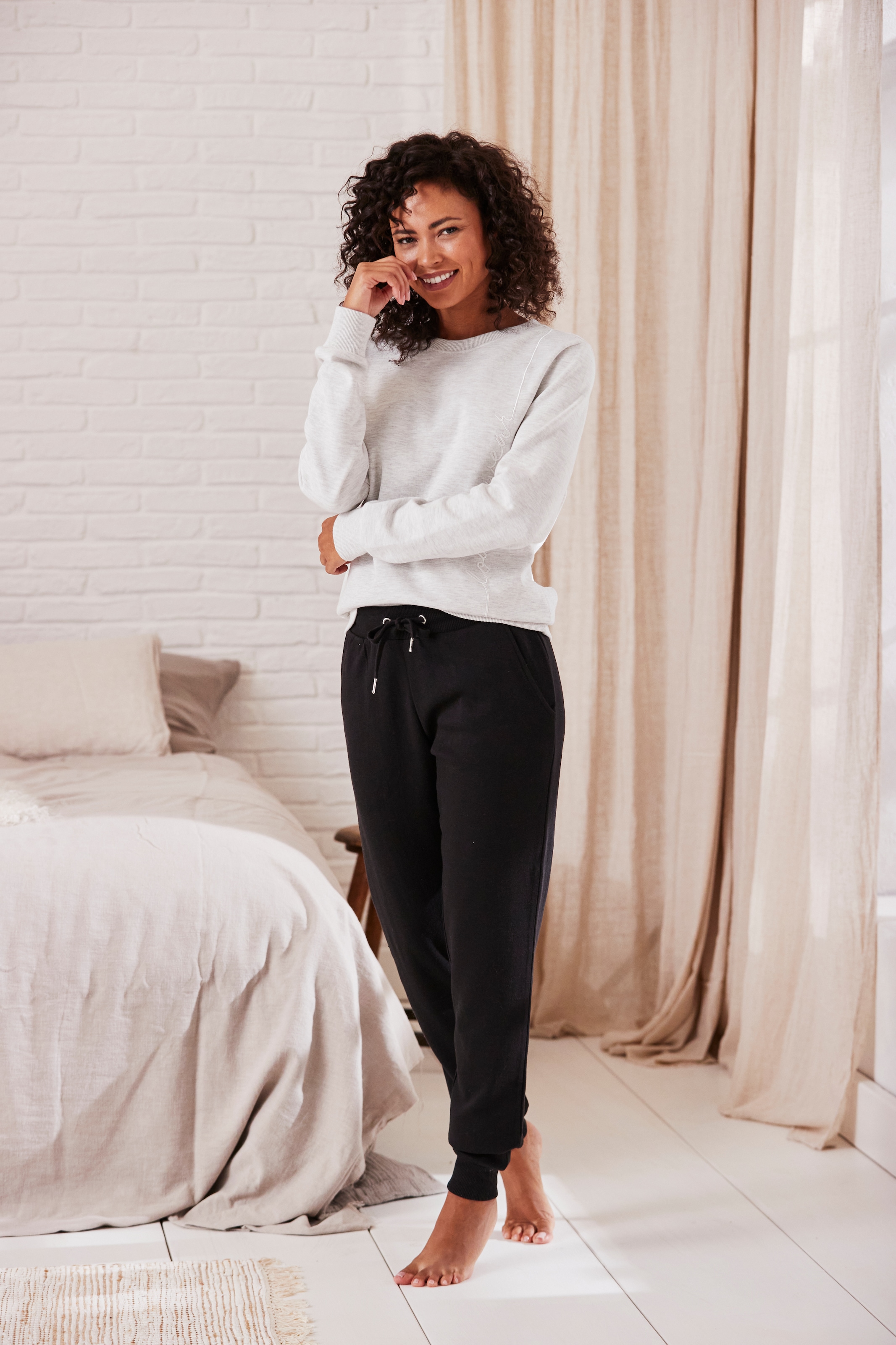 Vivance Longsweatshirt, mit Loungewear Stickerei, Loungeshirt