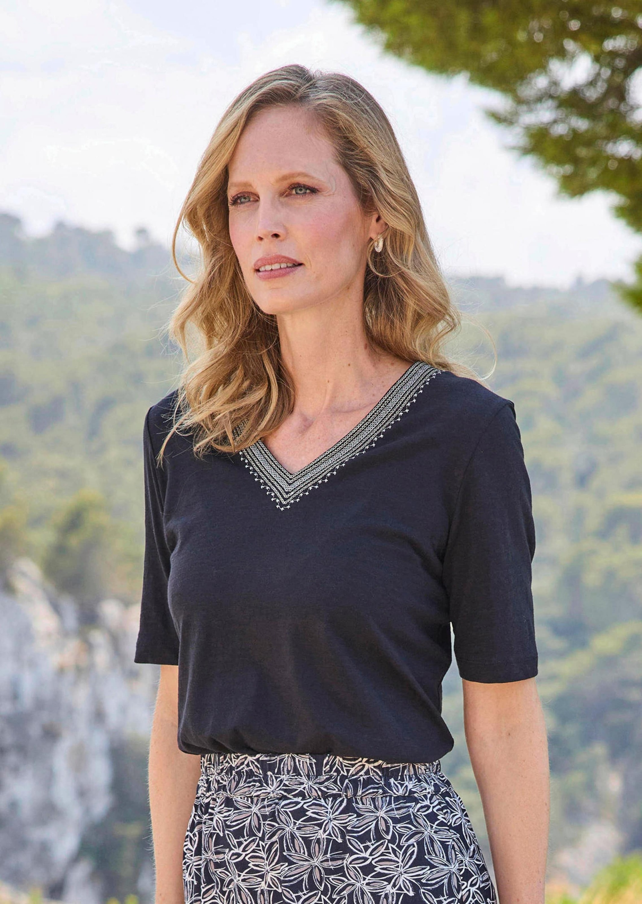 GOLDNER Kurzarmshirt »Kurzgröße Baumwollshirt mit edler Stickerei« dekorative Stickerei am Ausschnitt