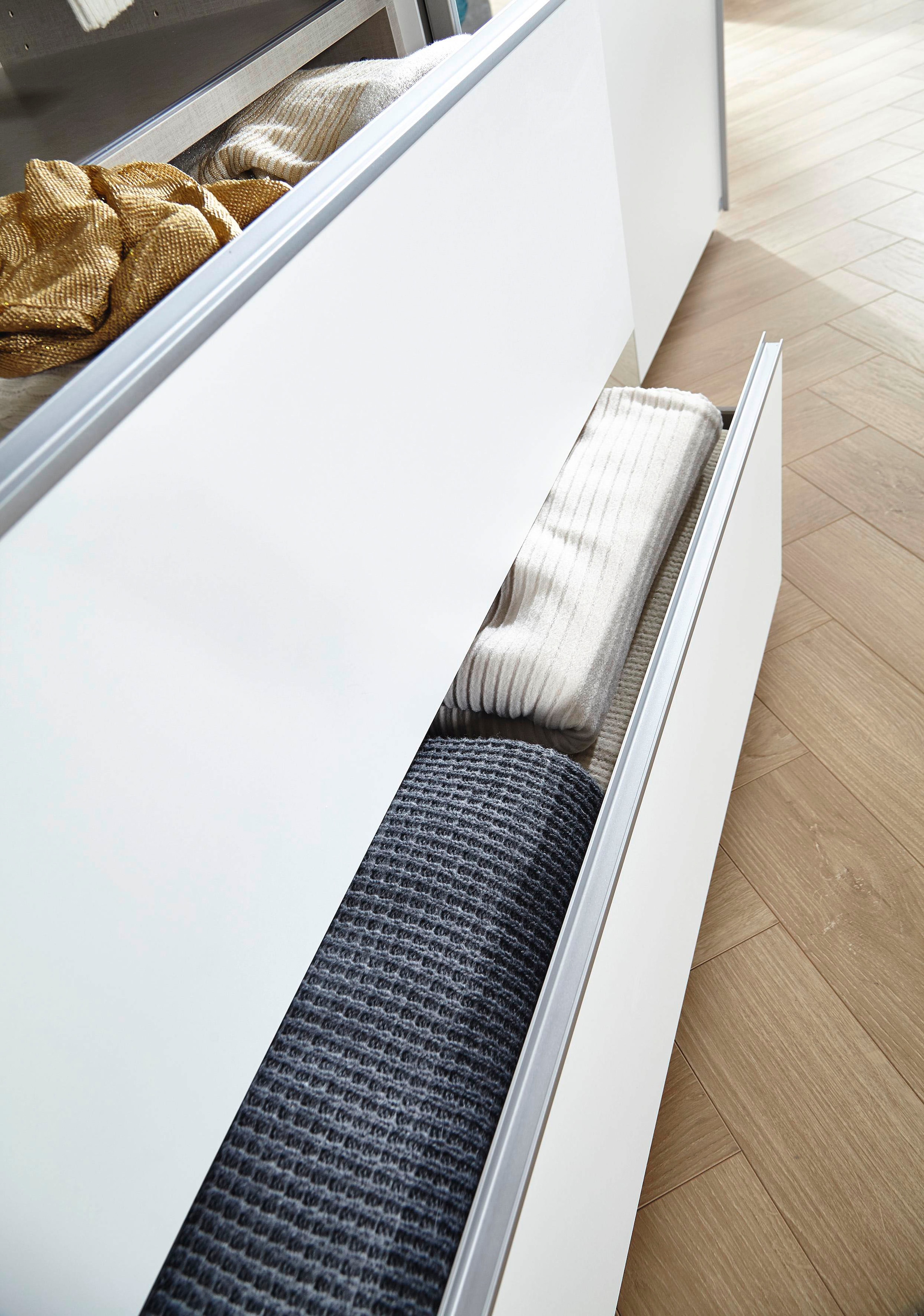 rauch Schwebetürenschrank »Kleiderschrank Schrank Garderobe Wäscheschrank SEVILLA mit Spiegel«, (in 3 verschiedenen Ausstattungen BASIC/CLASSIC/PREMIUM), Metall-Griffleisten alufarben oder Graumetallic MADE IN GERMANY