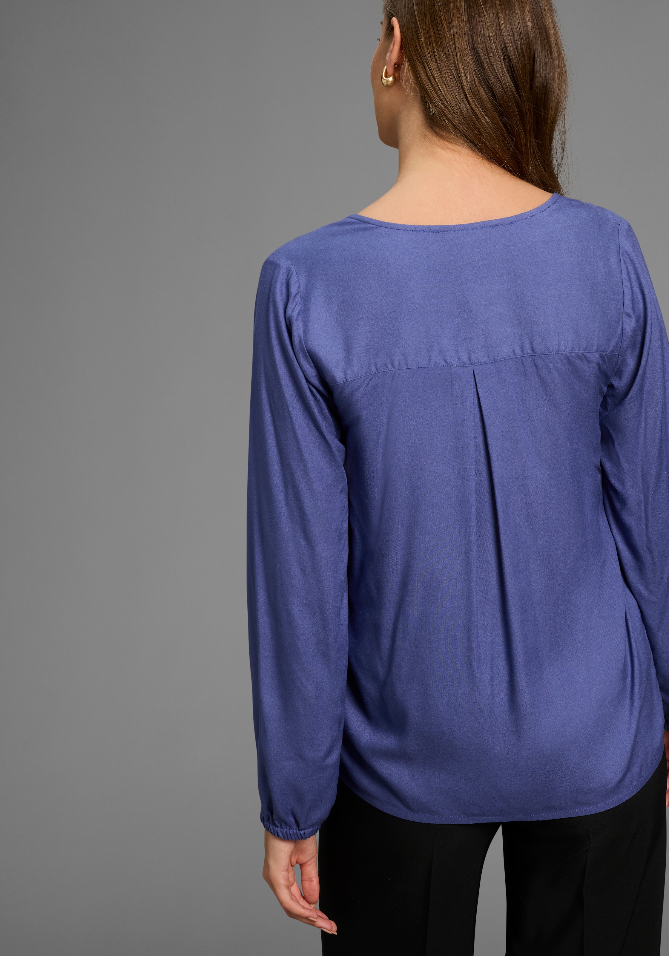 DELMAO Schlupfbluse, in femininer Form