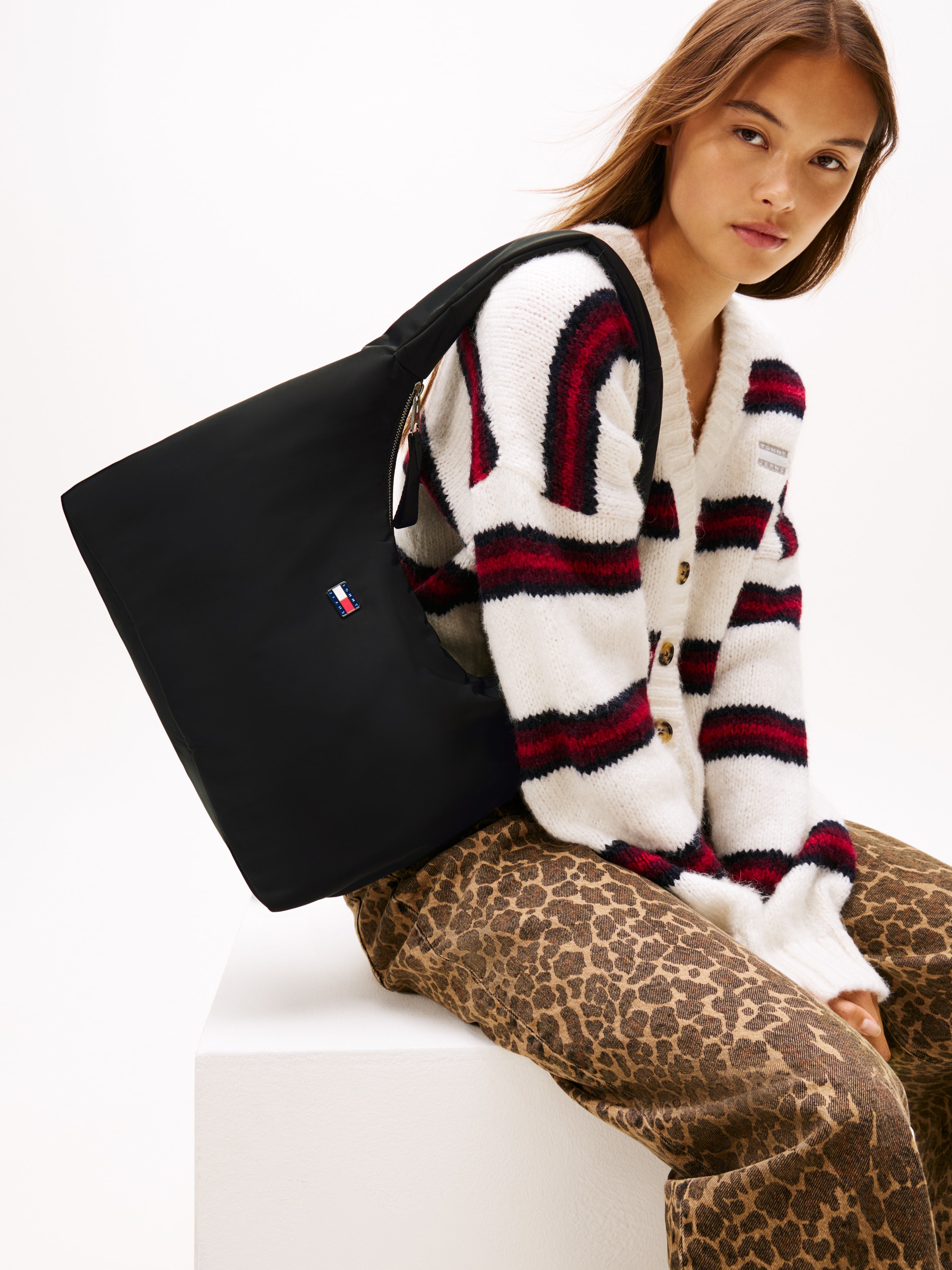 Tommy Jeans Hobo »TJW URBAN NYLON HOBO« , Damen Schultertasche, Minibag mit wertigem Logo-Emblem