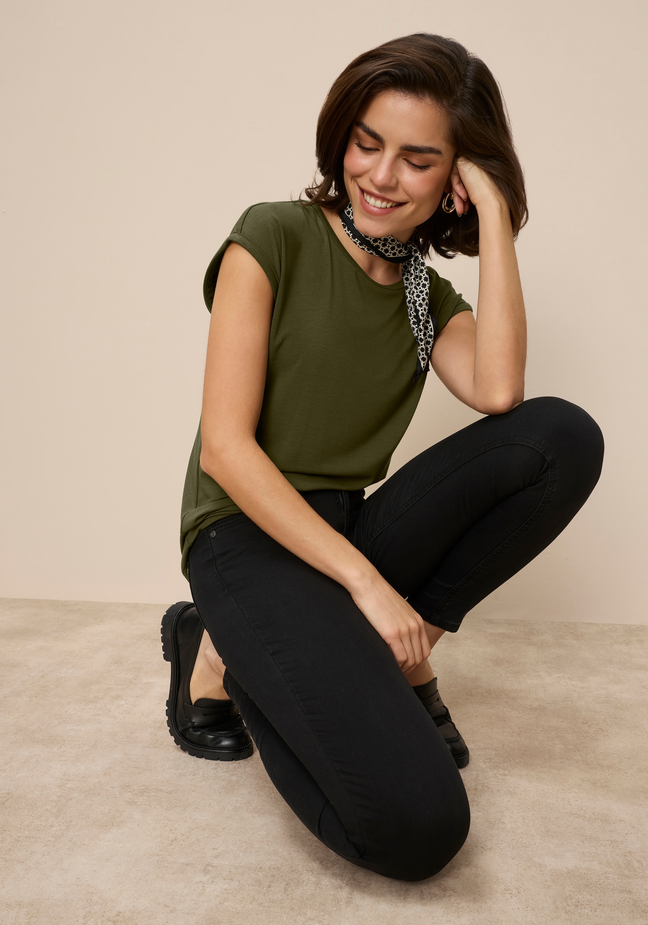 Tamaris T-Shirt Regular Fit, mit überlappenden Schultern, Kurzarm mit Aufschlag