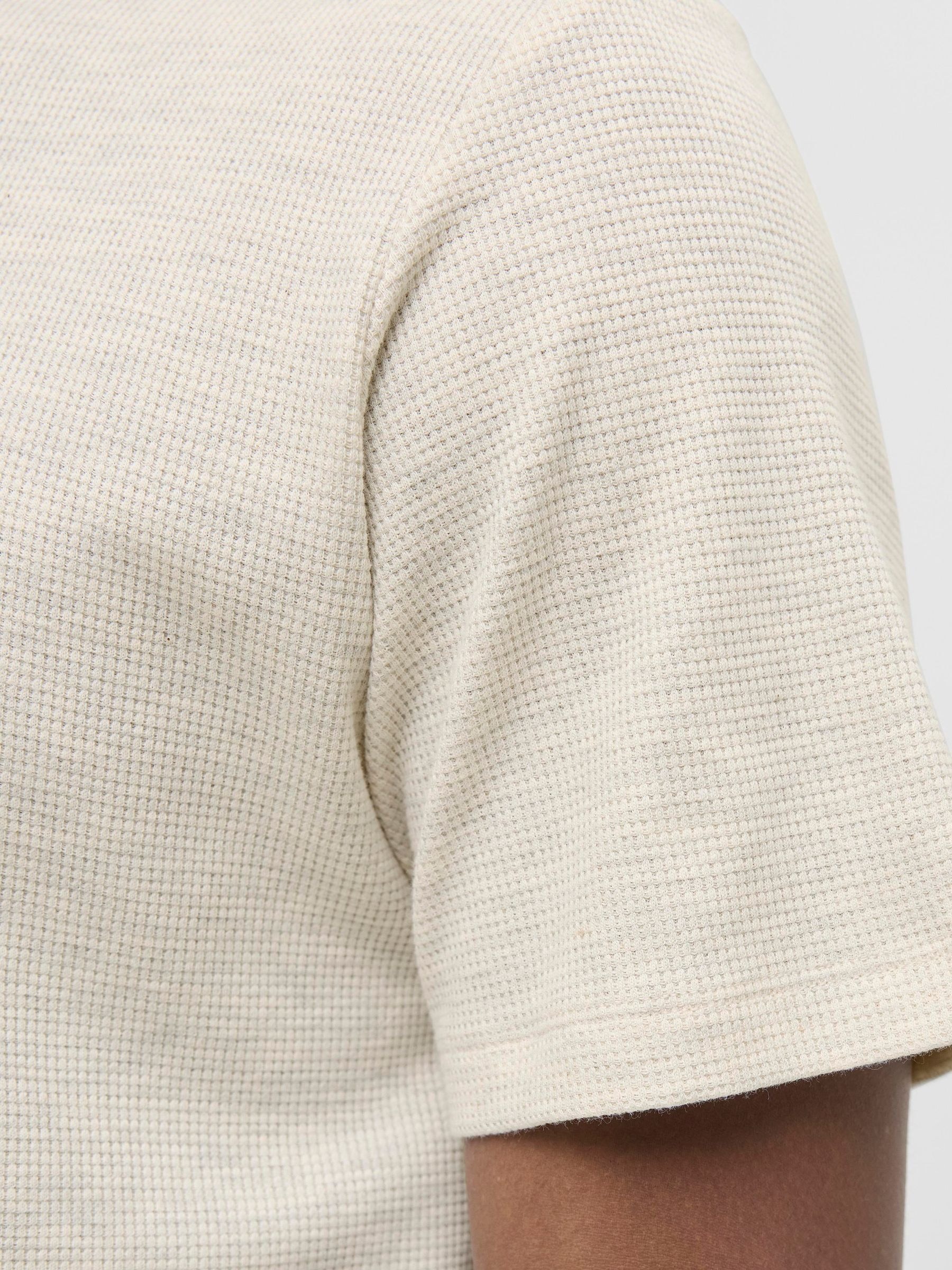 Jack & Jones T-Shirt »JJEAUSTIN TEE SS NOOS«, mit Markenlabel
