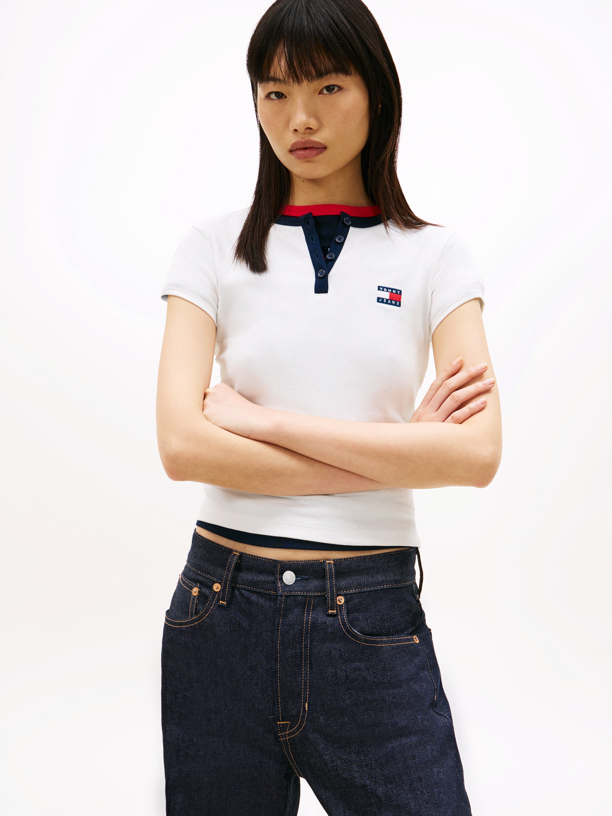 Tommy Jeans Henleyshirt »TJW SLIM HENLEY BADGE SS TEE« mit Kontrastdetail