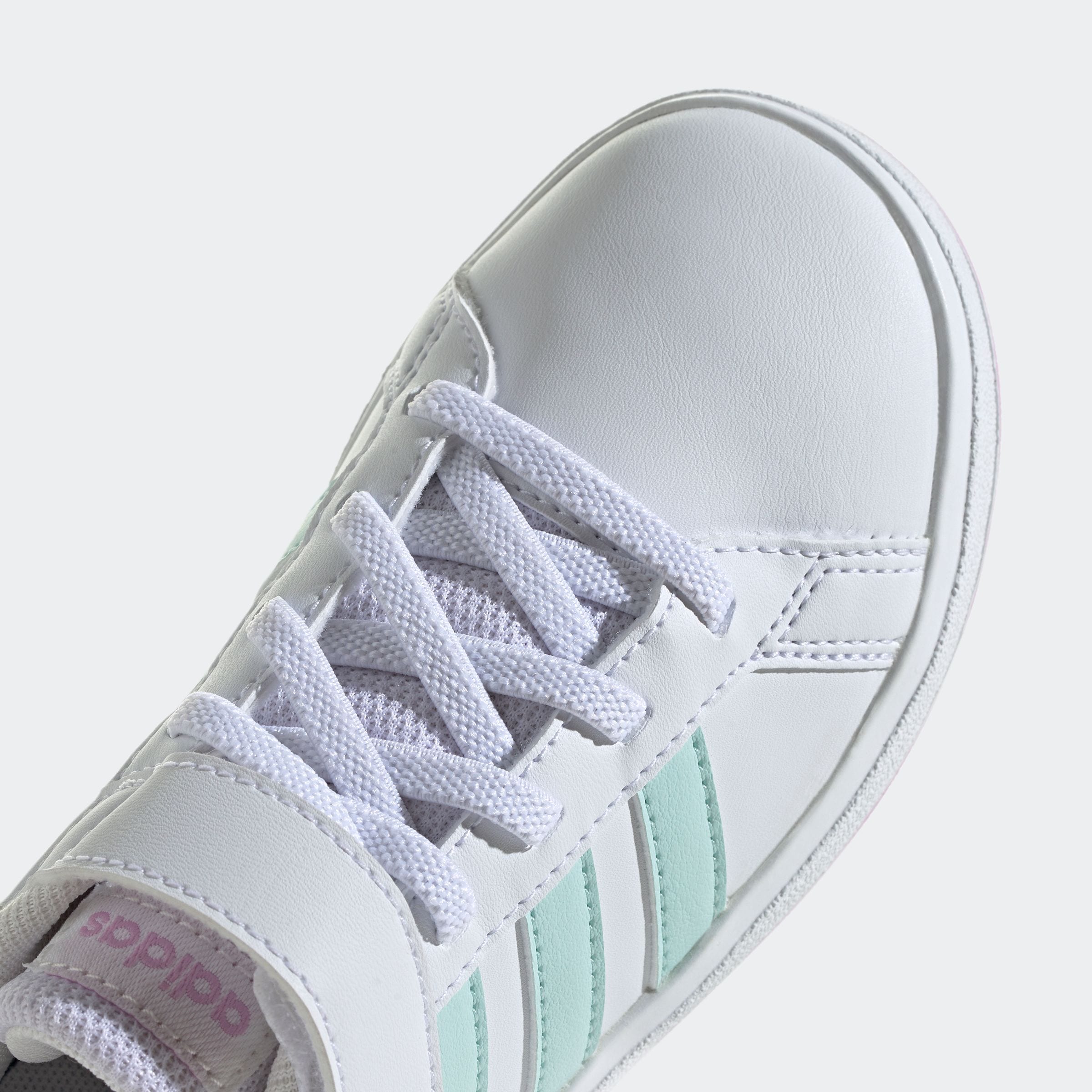 adidas Sportswear Klettschuh »GRAND COURT COURT ELASTIC LACE AND TOP STRAP«, Design auf den Spuren des adidas Superstar