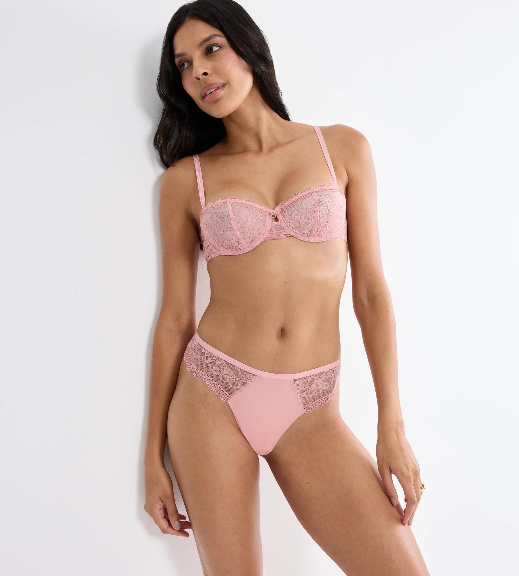 Triumph String »Comfort Allure« florale Stretch-Spitze, elastisch, eleganter Look